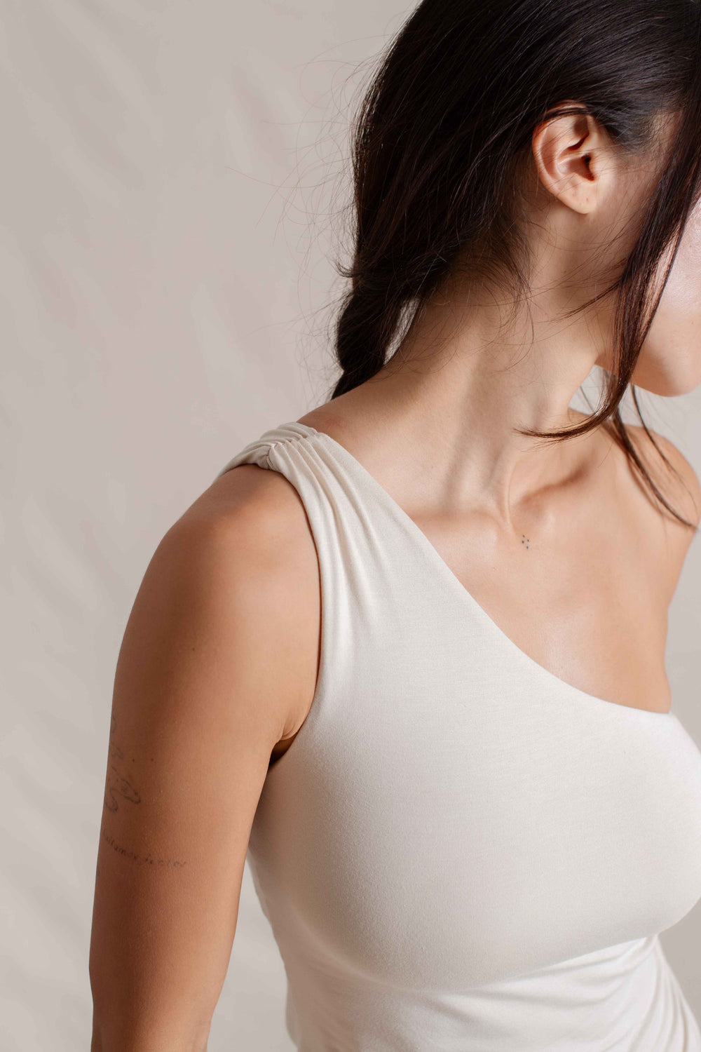 Hitomi is wearing size XS/S. Bust: 81cm (32”), Waist: 61cm (24”), Hips: 91.4cm (36”), Height 168cm (5.5”). | Size XS/S