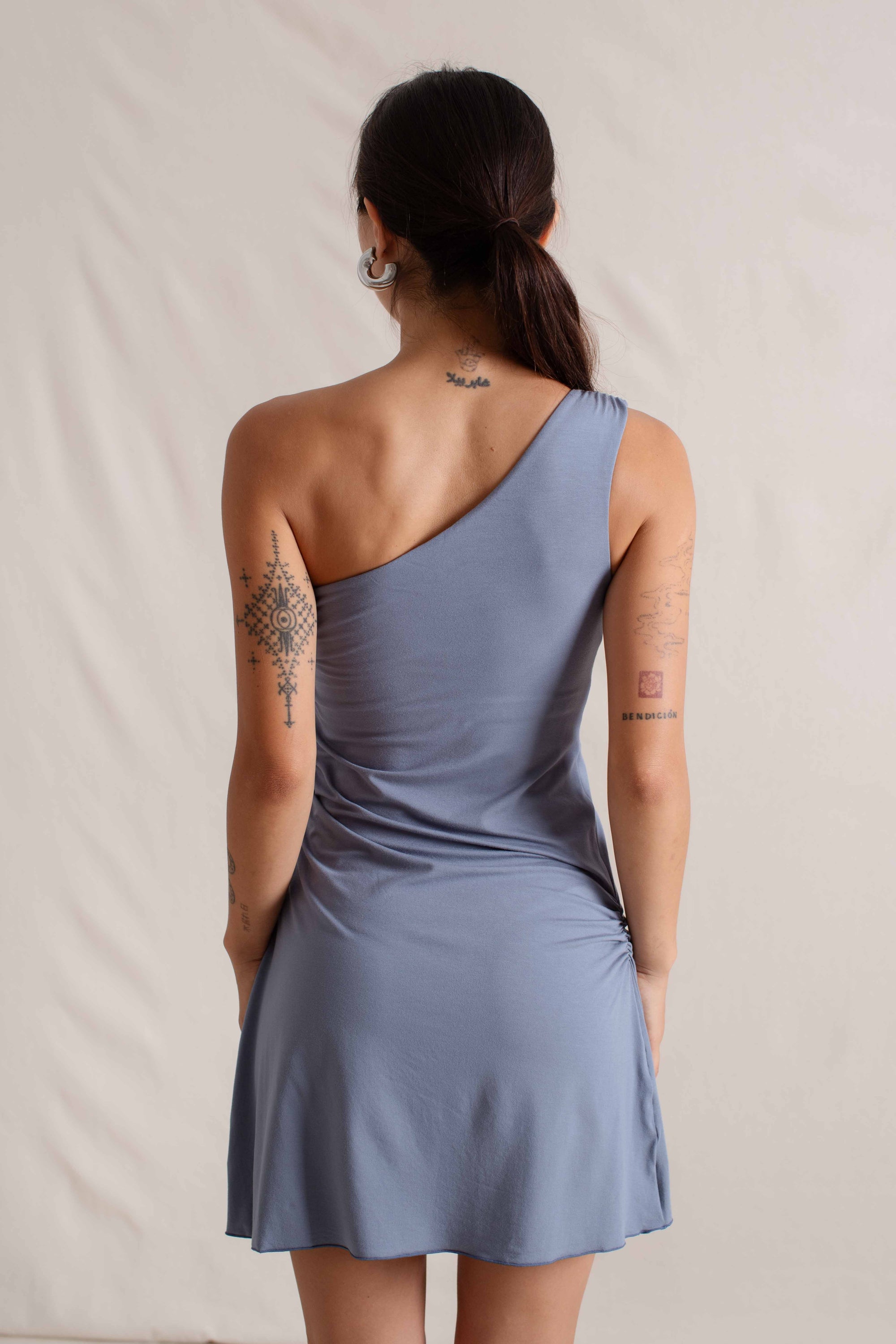 Hitomi is wearing size XS/S. Bust: 81cm (32”), Waist: 61cm (24”), Hips: 91.4cm (36”), Height 168cm (5.5”). | Size XS/S