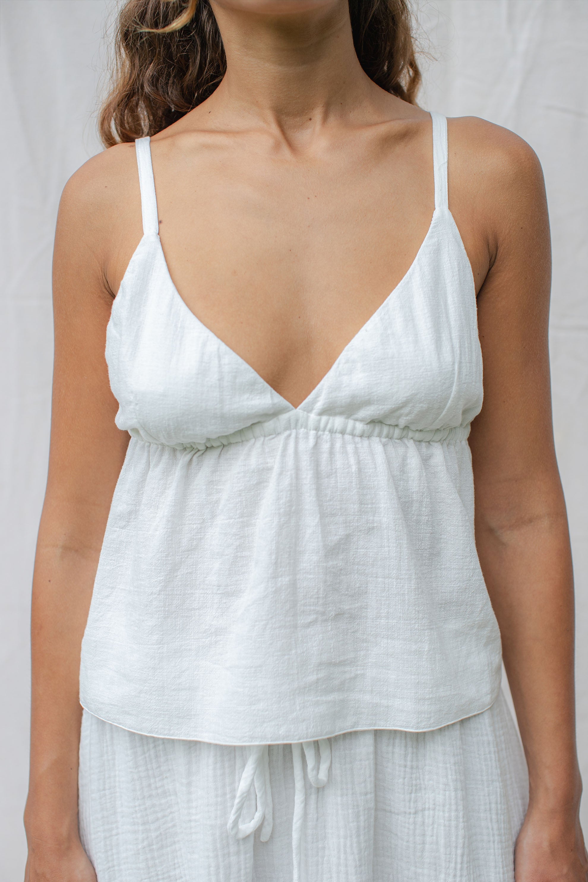 Lucy is wearing size XS/S. Bust: 83cm (32.6”), Waist: 57cm(22.4”), Height 170cm(5.6”) | Size XS/S