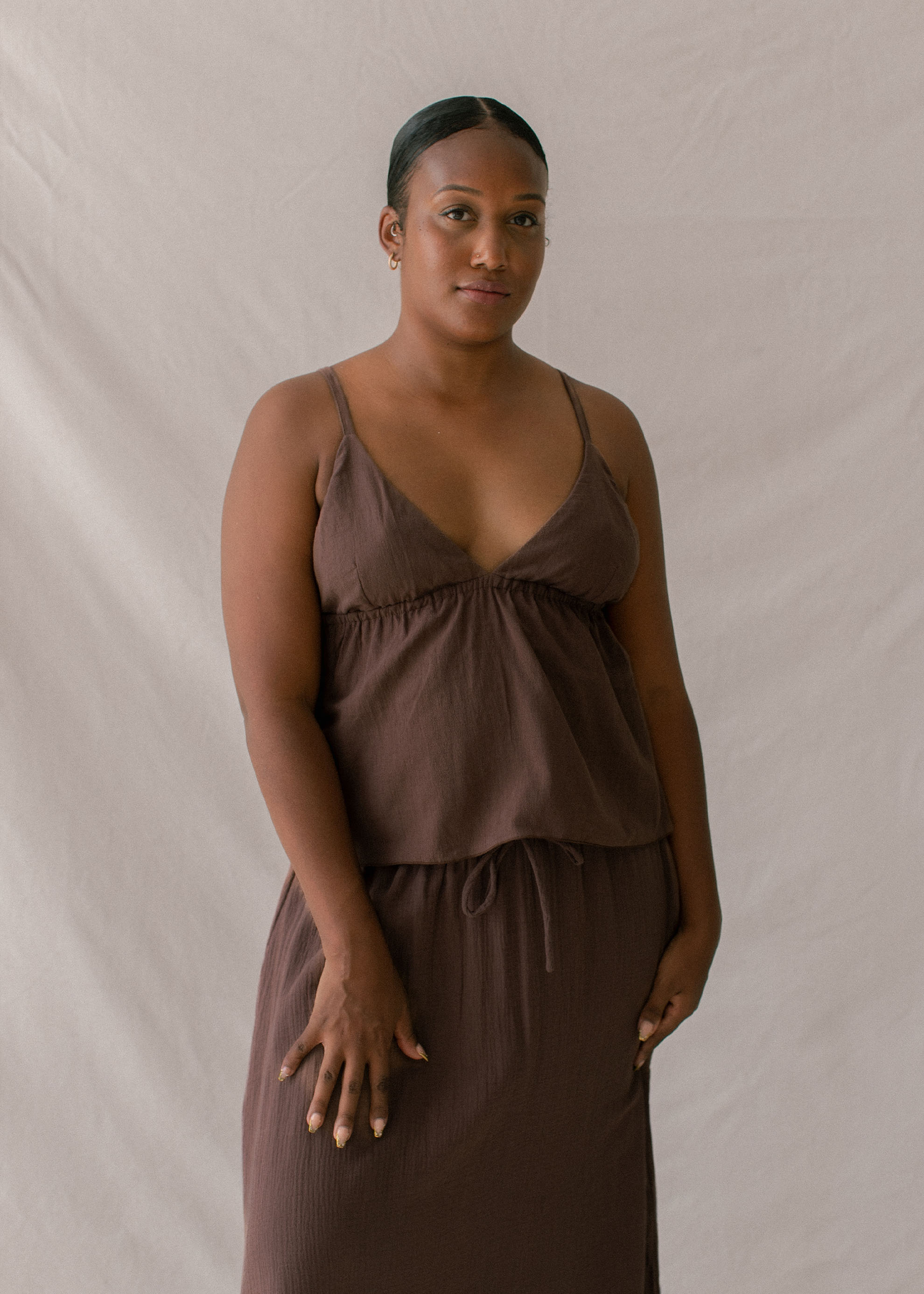 Mimi is wearing size M/L. Bust: 97cm(38.2”), Waist: 87cm(34.3”), Height 162cm(5.3”) | Size M/L