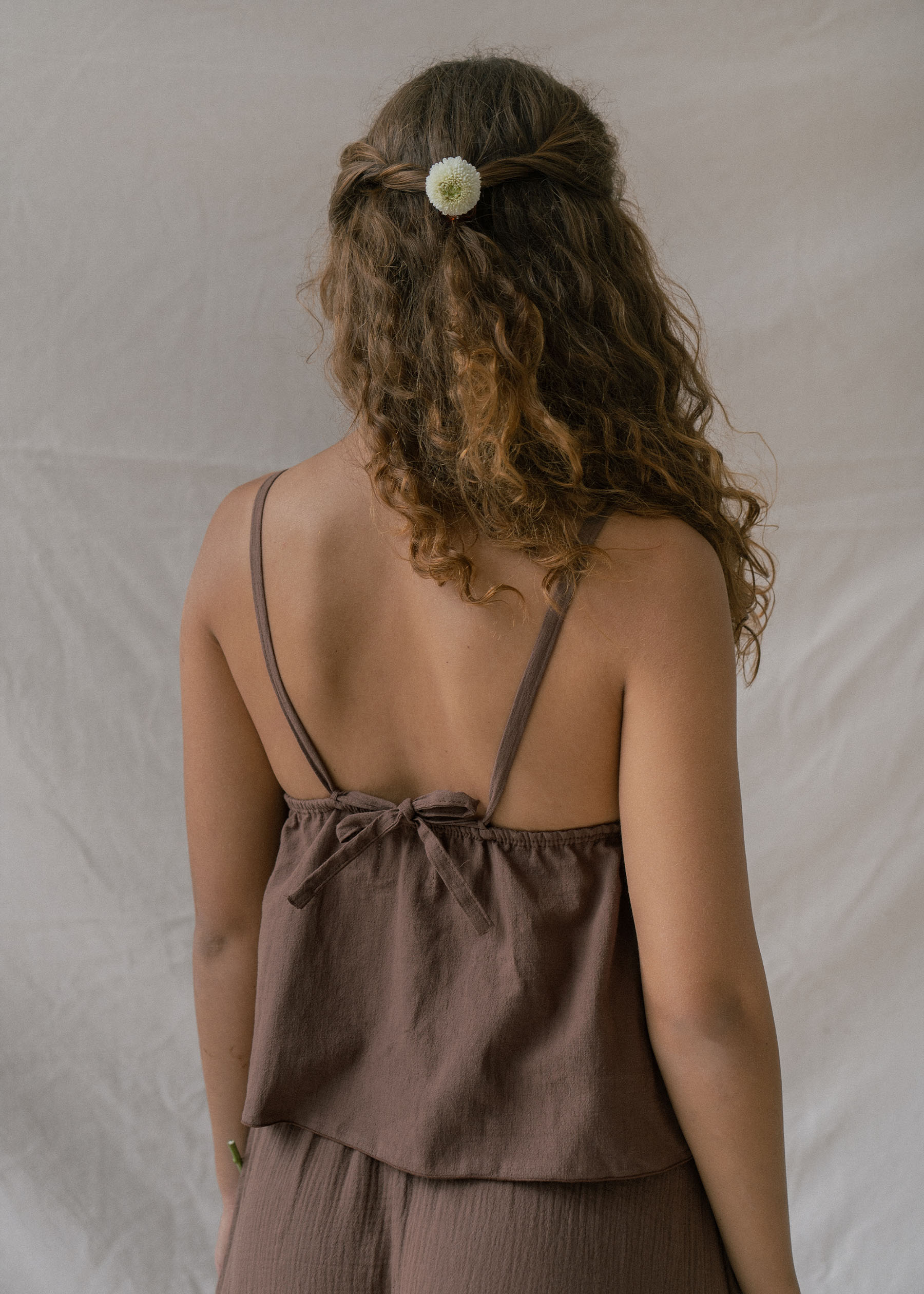 Lucy is wearing size XS/S. Bust: 83cm (32.6”), Waist: 57cm(22.4”), Height 170cm(5.6”). | Size XS/S