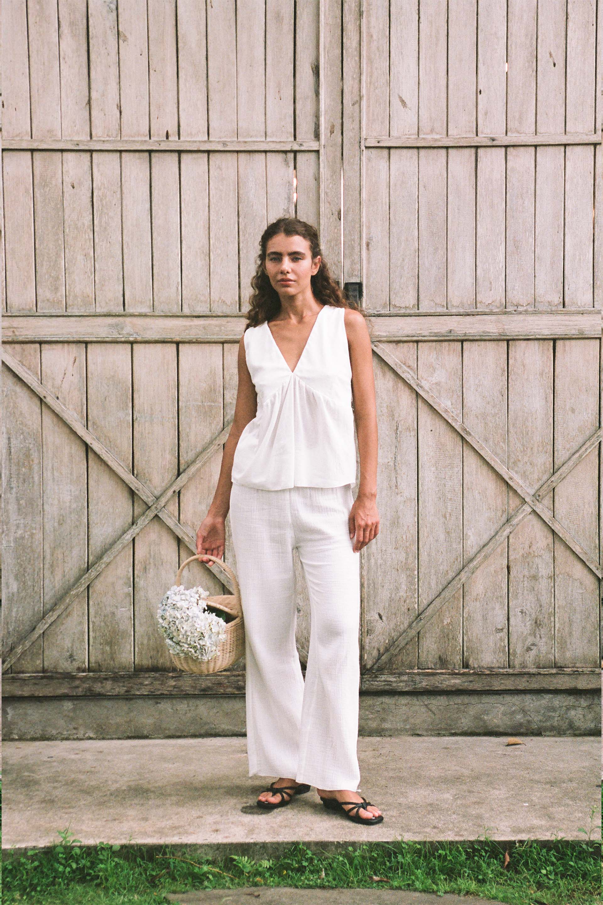 Lucy is wearing size XS. Bust: 83cm (32.6”), Waist: 57cm(22.4”), Height 170cm(5.6”) | Size XS