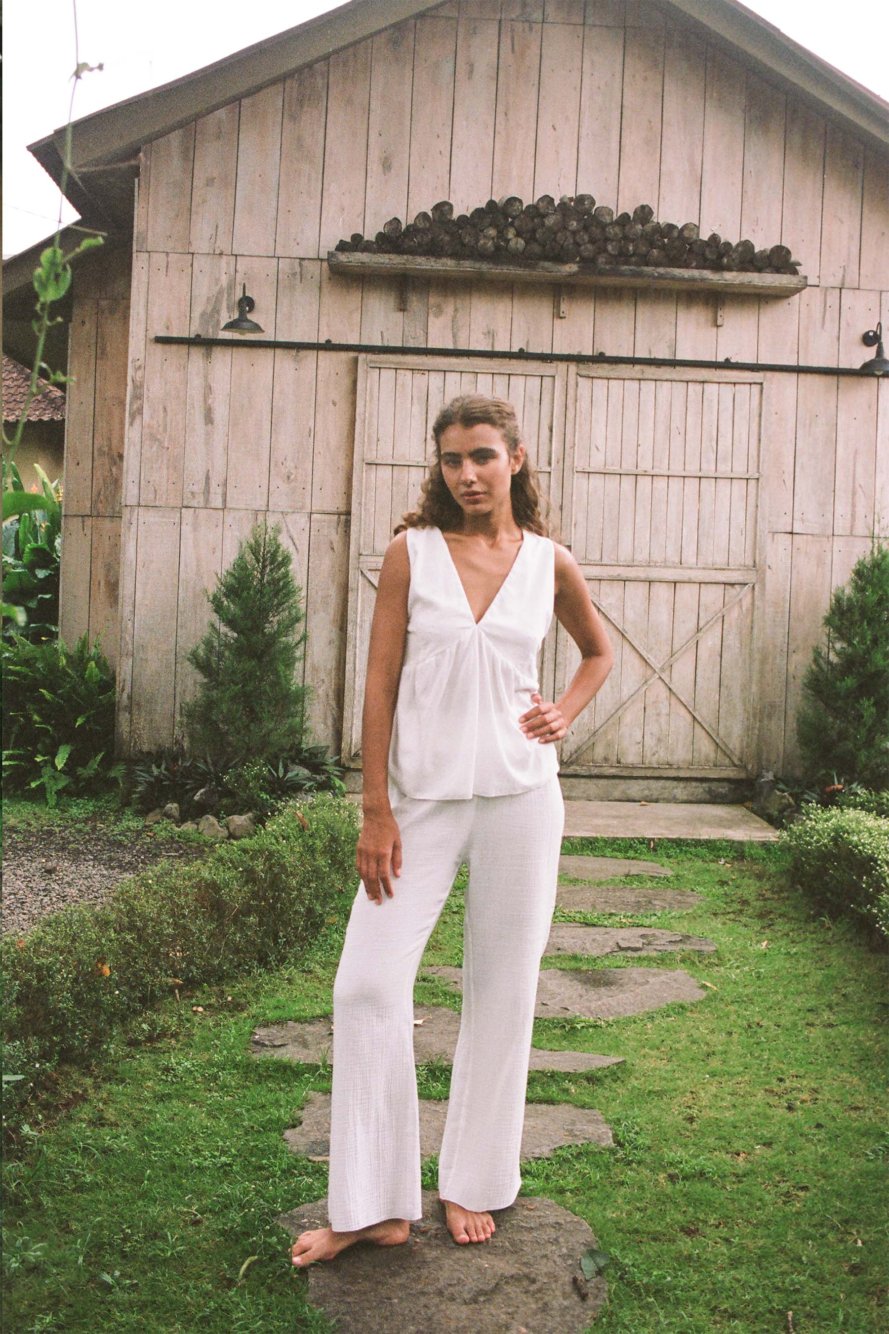 Lucy is wearing size XS. Bust: 83cm (32.6”), Waist: 57cm(22.4”), Height 170cm(5.6”) | Size XS