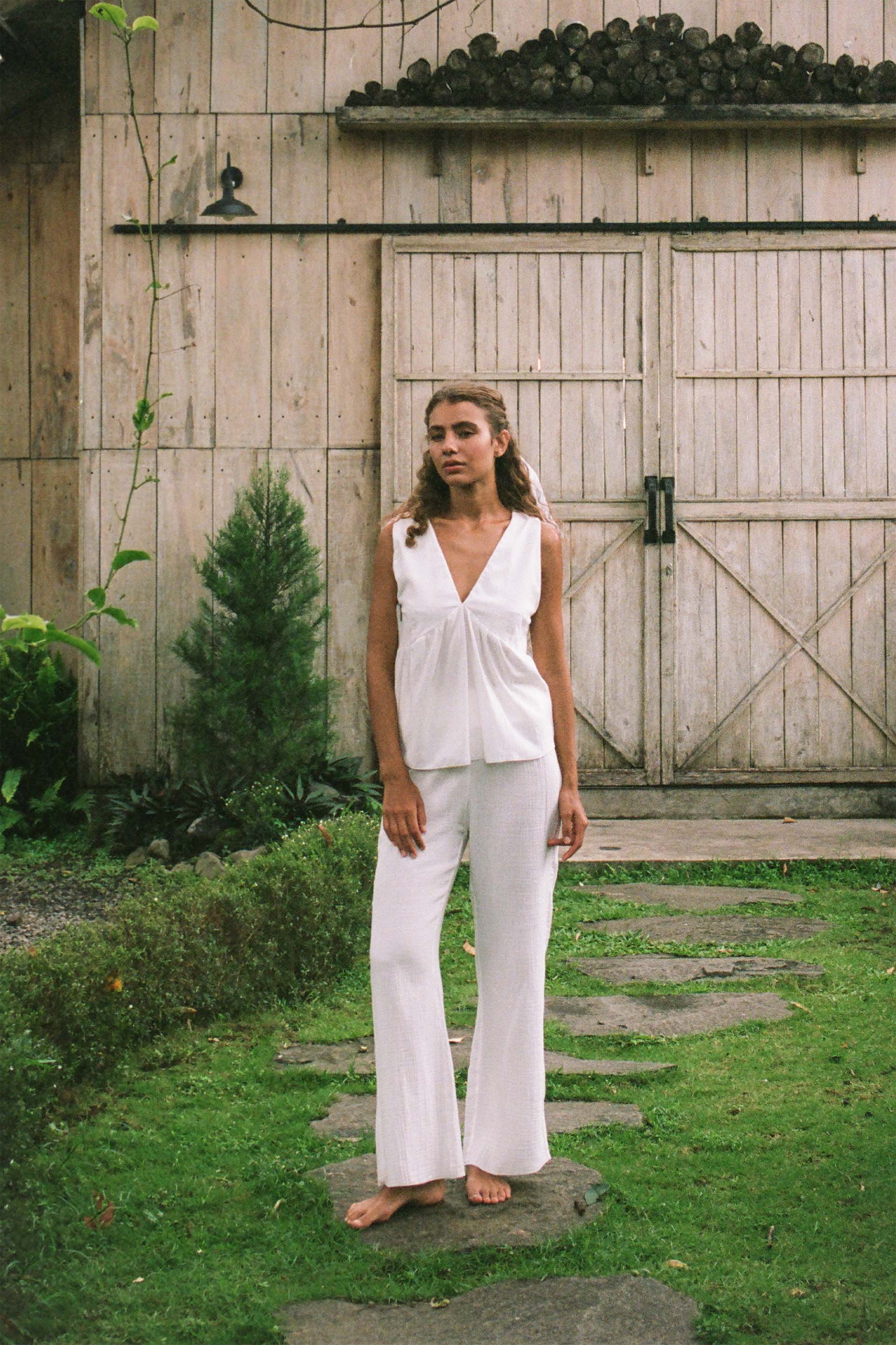 Lucy is wearing size XS/S. Bust: 83cm (32.6”), Waist: 57cm(22.4”), Height 170cm(5.6”) | Size XS/S