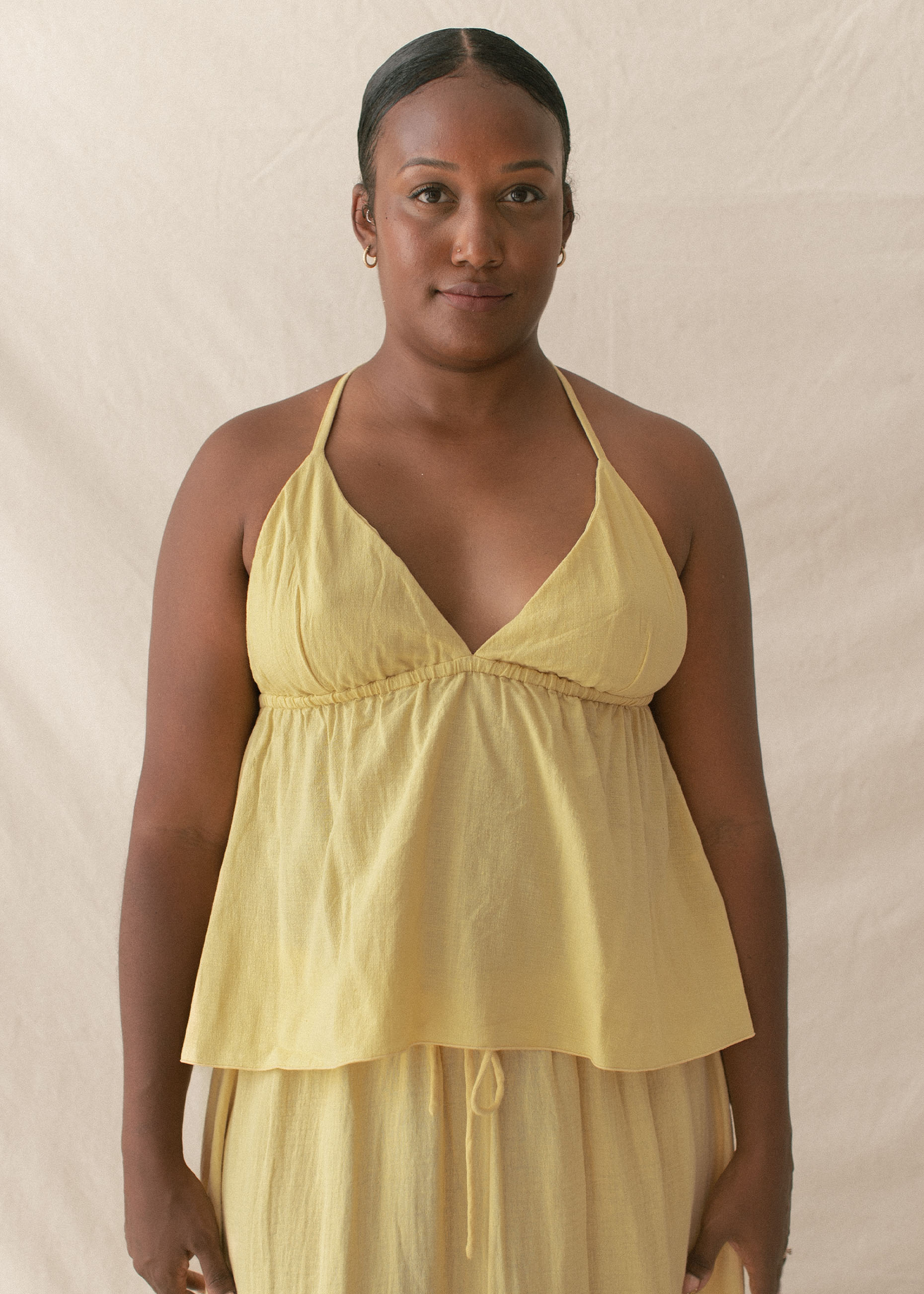 Mimi is wearing size M/L. Bust: 97cm(38.2”), Waist: 87cm(34.3”), Height 162cm(5.3”) | Size M/L