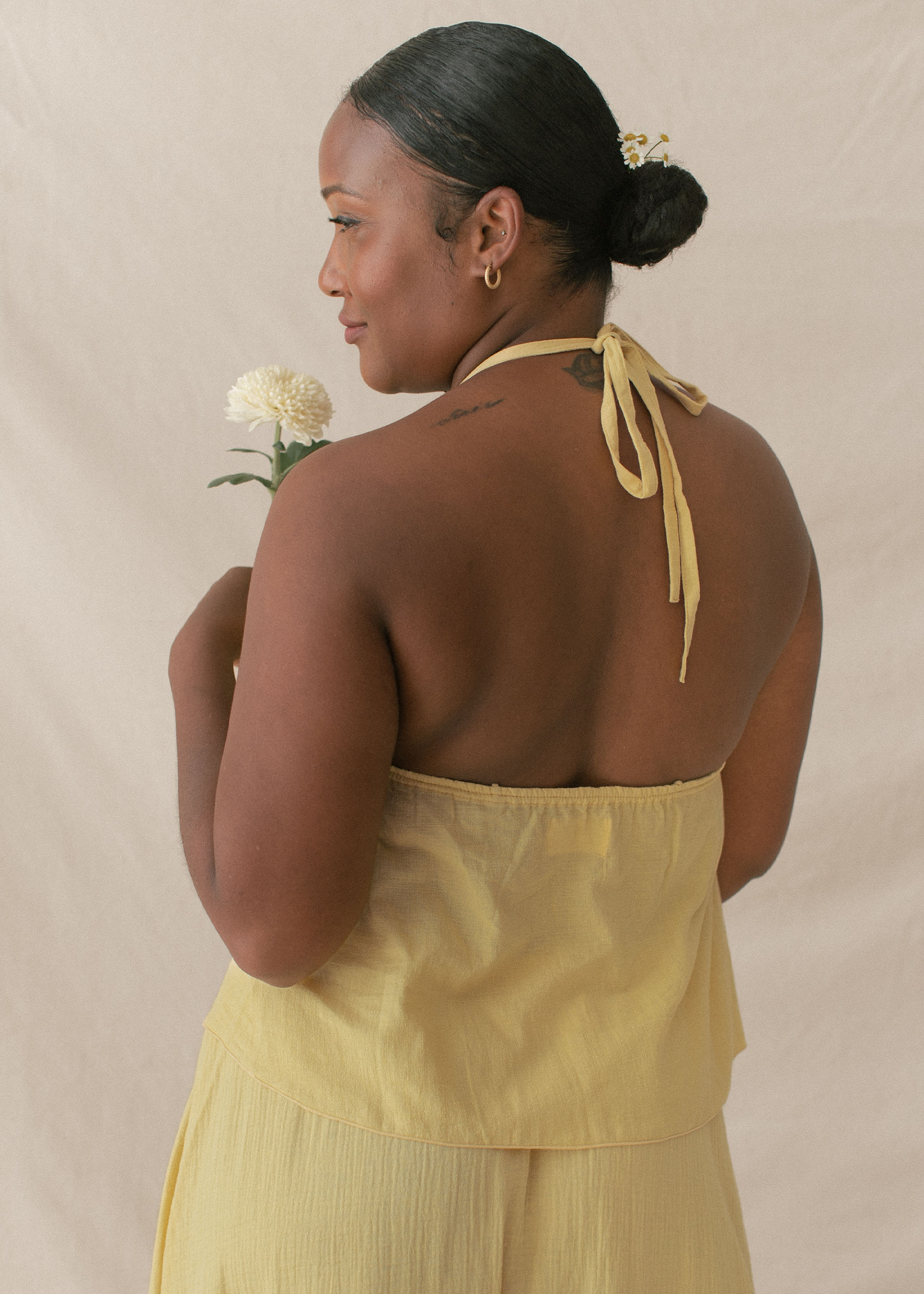 Mimi is wearing size M/L. Bust: 97cm(38.2”), Waist: 87cm(34.3”), Height 162cm(5.3”) | Size M/L