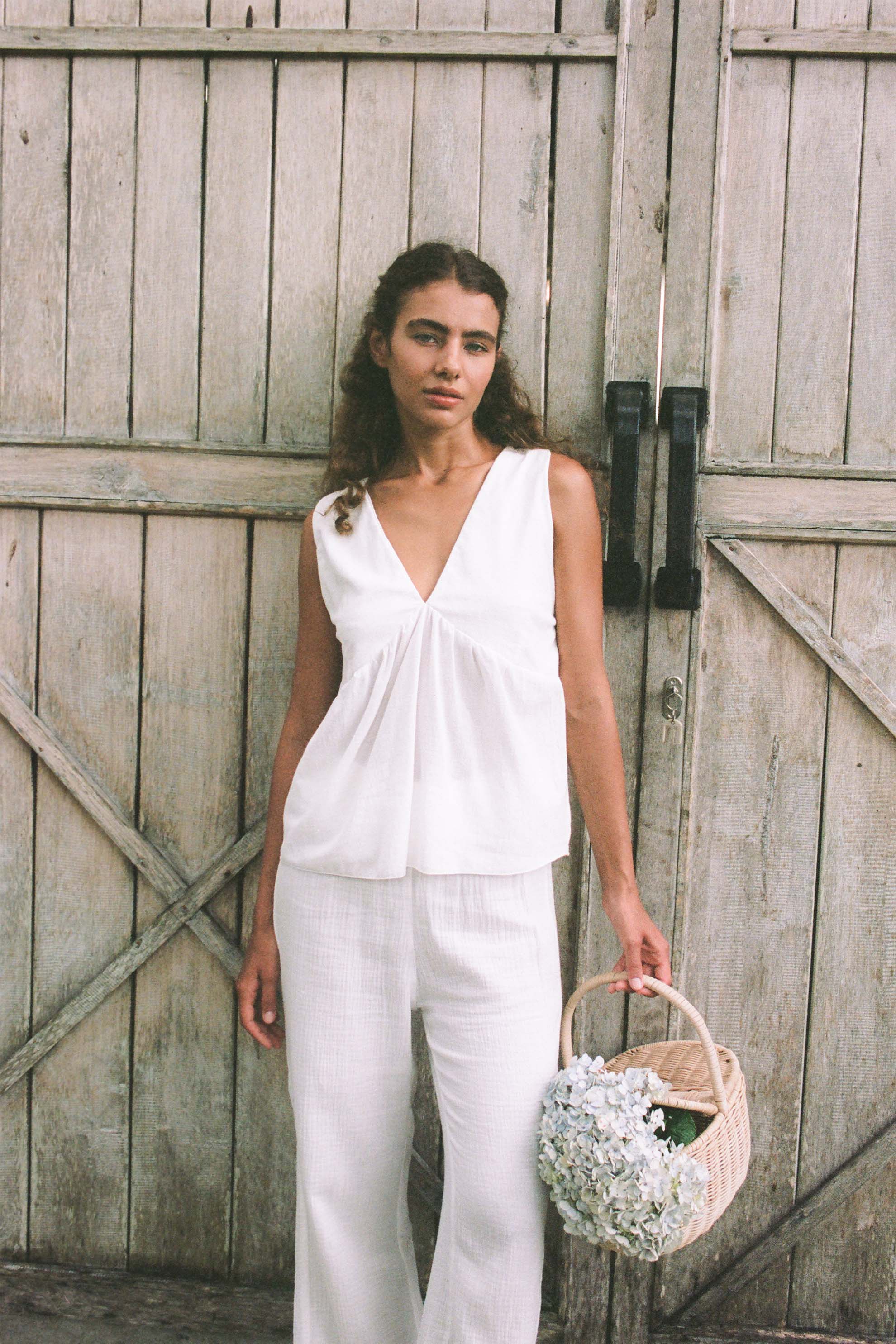 Lucy is wearing size XS/S. Bust: 83cm (32.6”), Waist: 57cm(22.4”), Height 170cm(5.6”) | Size XS/S