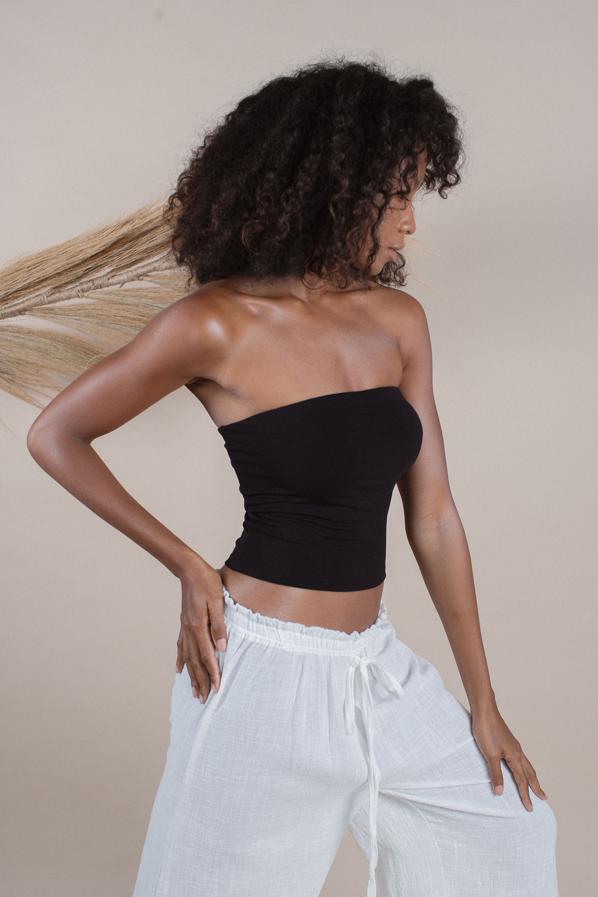 Alexa is wearing size S. Bust: 79cm (31.1”), Waist 60cm(23.6”), Height 178cm(5.85”) | Size S