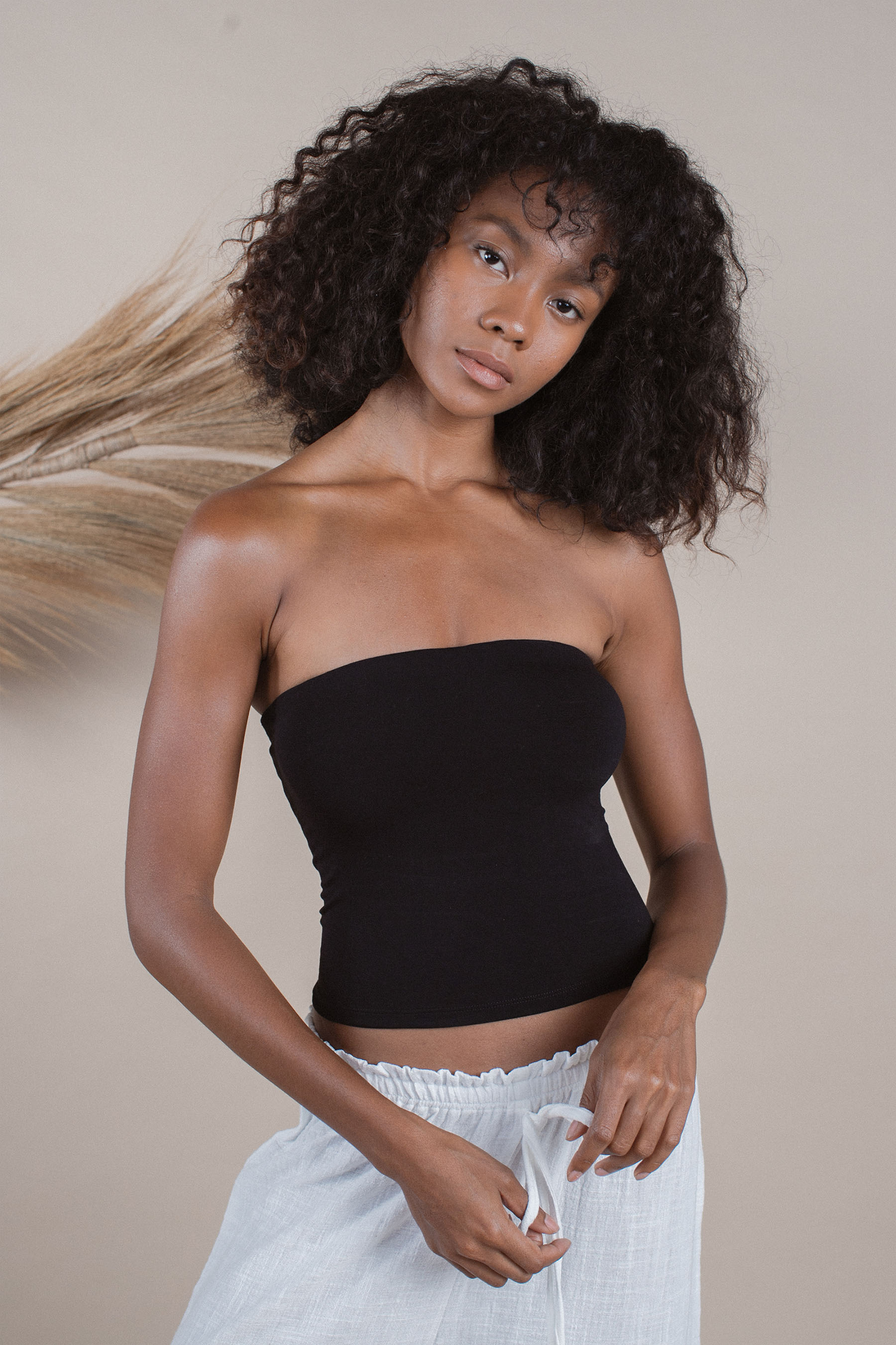 Alexa is wearing size S. Bust: 79cm (31.1”), Waist 60cm(23.6”), Height 178cm(5.85”) | Size S