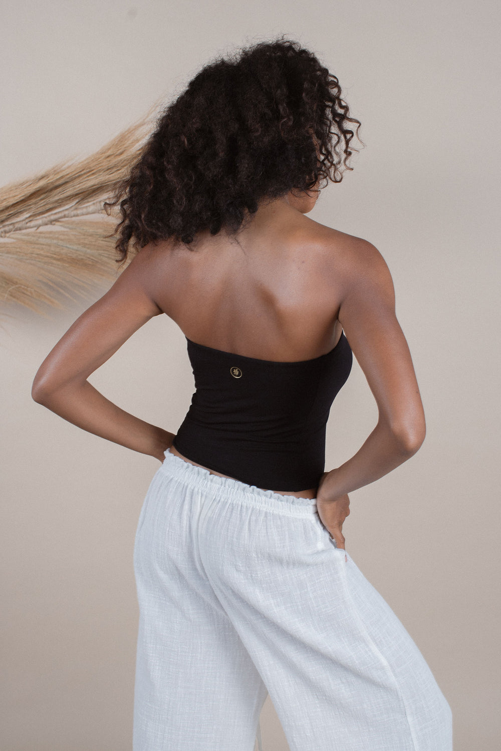 Alexa is wearing size S. Bust: 79cm (31.1”), Waist 60cm(23.6”), Height 178cm(5.85”) | Size S