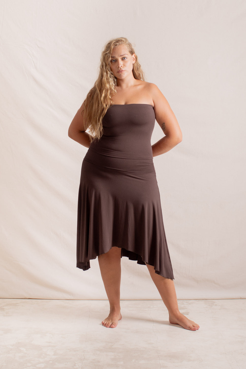 Olga is wearing 2XL/3XL, Bust 105cm (41.3”), Waist 83cm (32.7”), Hips 123cm (48.4”), Height 178cm (5.8”) | Size 2XL