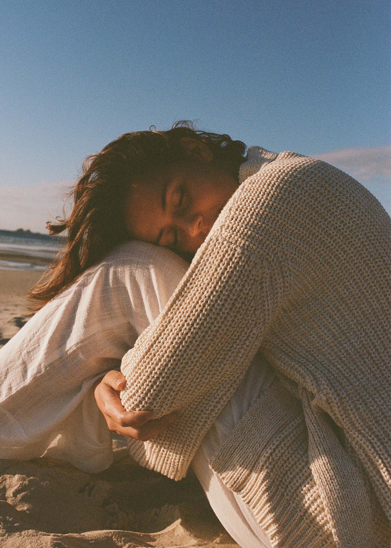 Eva usually wears size XS/S, Bust 81cm (31.9”), Waist 67cm (26.4”), Hips 94cm (37”), Height 169cm (5.5”)  | One Size