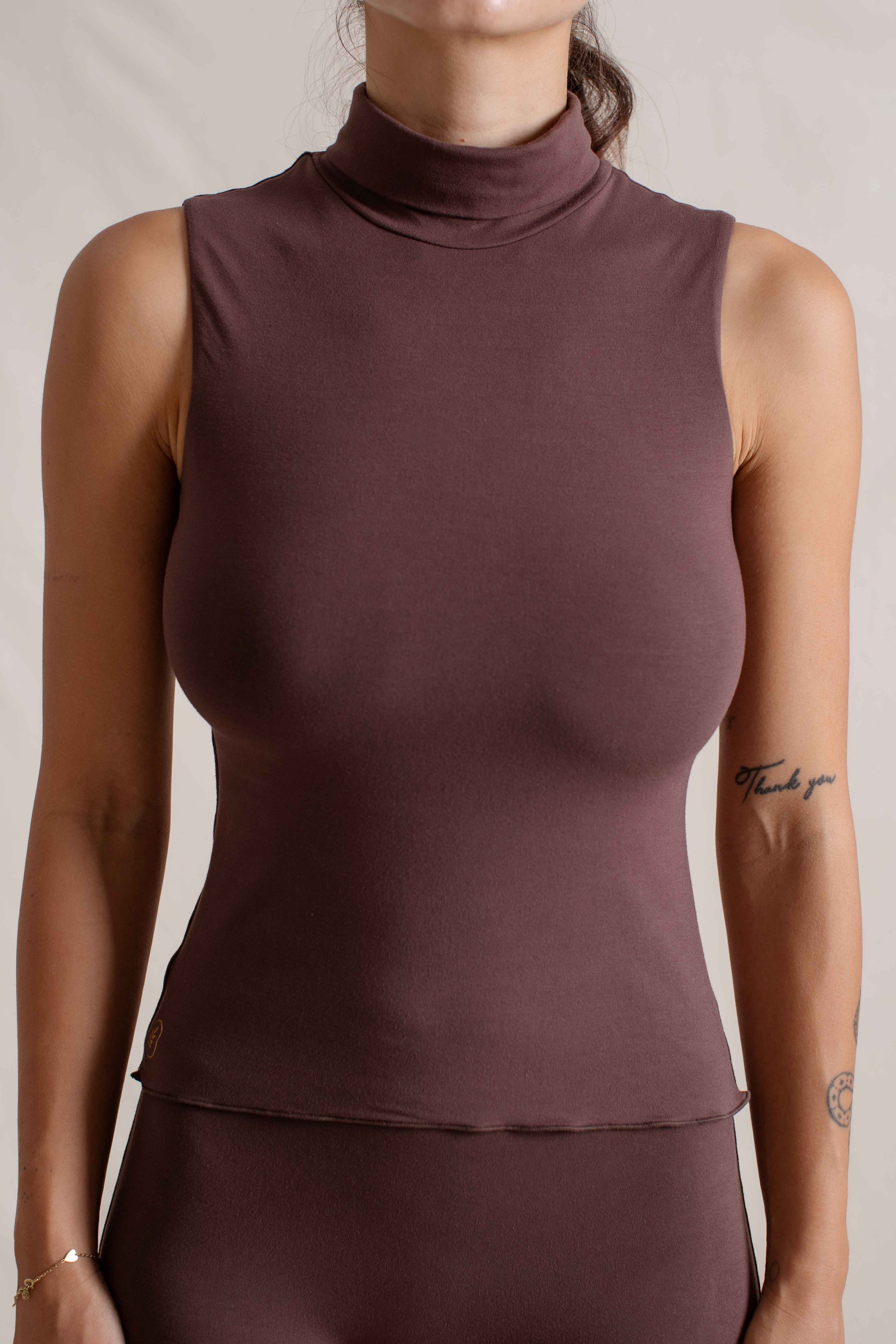 Hitomi is wearing size XS/S. Bust: 81cm (32”), Waist: 61cm (24”), Hips: 91.4cm (36”), Height 168cm (5.5”). | Size XS/S