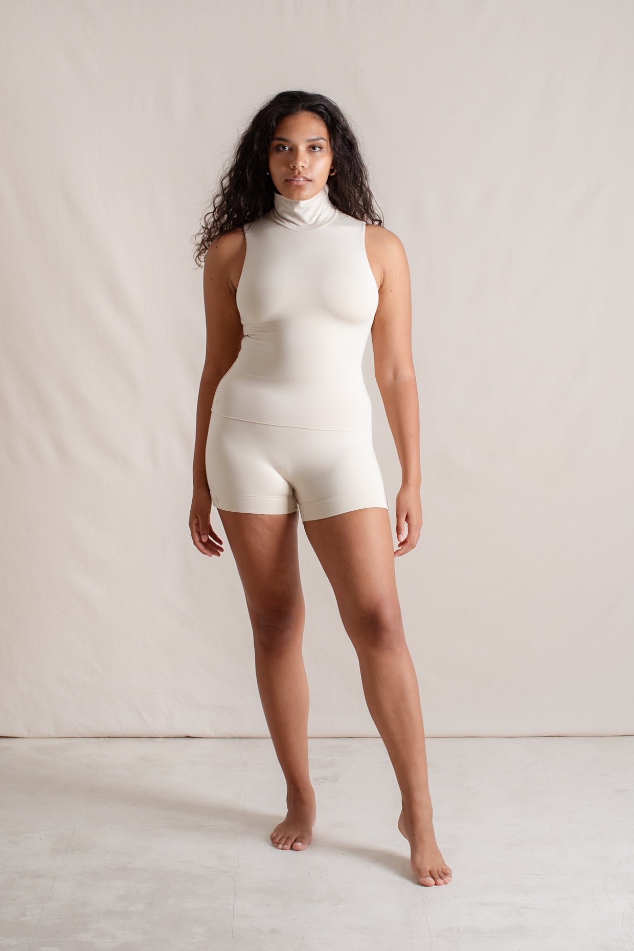 Jade is wearing size M/L. Bust: 95cm (37.4”), Waist: 82cm (32.2”), Hips: 107cm (42.1”), Height 181cm (5.9”). | Size M/L