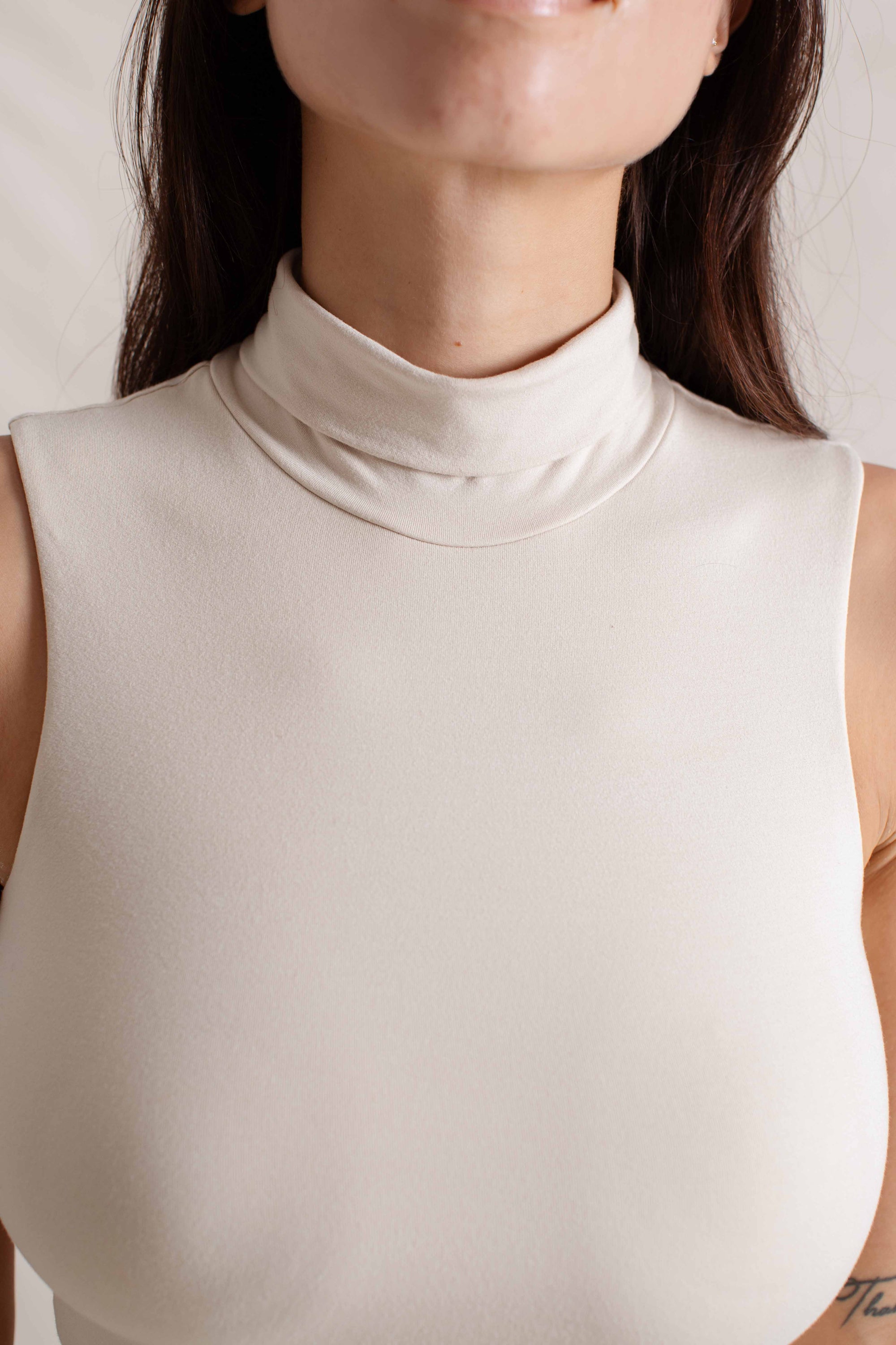 Hitomi is wearing size XS/S. Bust: 81cm (32”), Waist: 61cm (24”), Hips: 91.4cm (36”), Height 168cm (5.5”). | Size XS/S