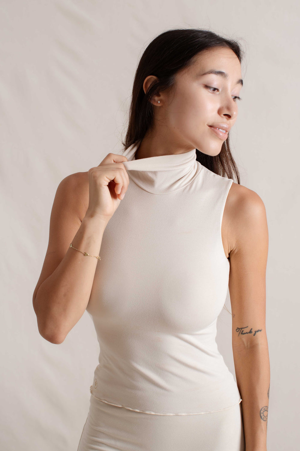 Hitomi is wearing size XS/S. Bust: 81cm (32”), Waist: 61cm (24”), Hips: 91.4cm (36”), Height 168cm (5.5”). | Size XS/S