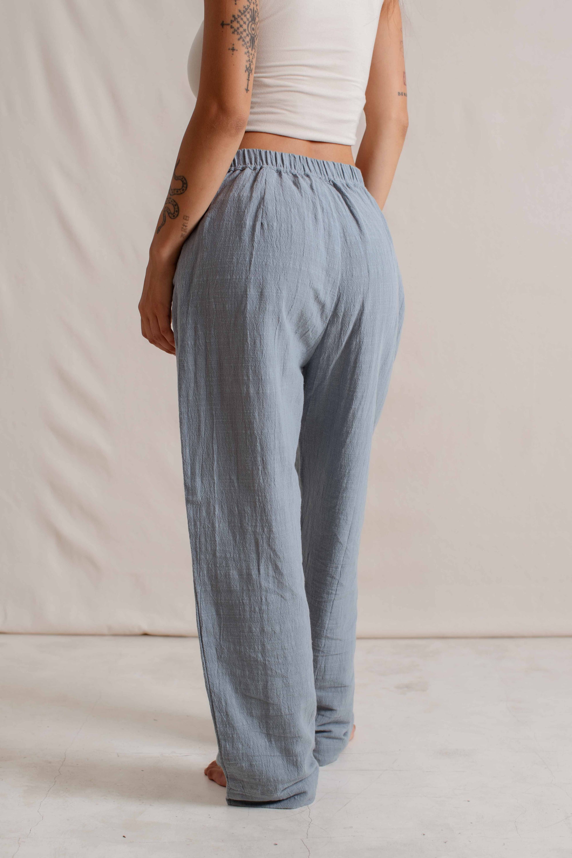 Hitomi is wearing size XS/S. Bust: 81cm (32”), Waist: 61cm (24”), Hips: 91.4cm (36”), Height 168cm (5.5”). | Size XS/S