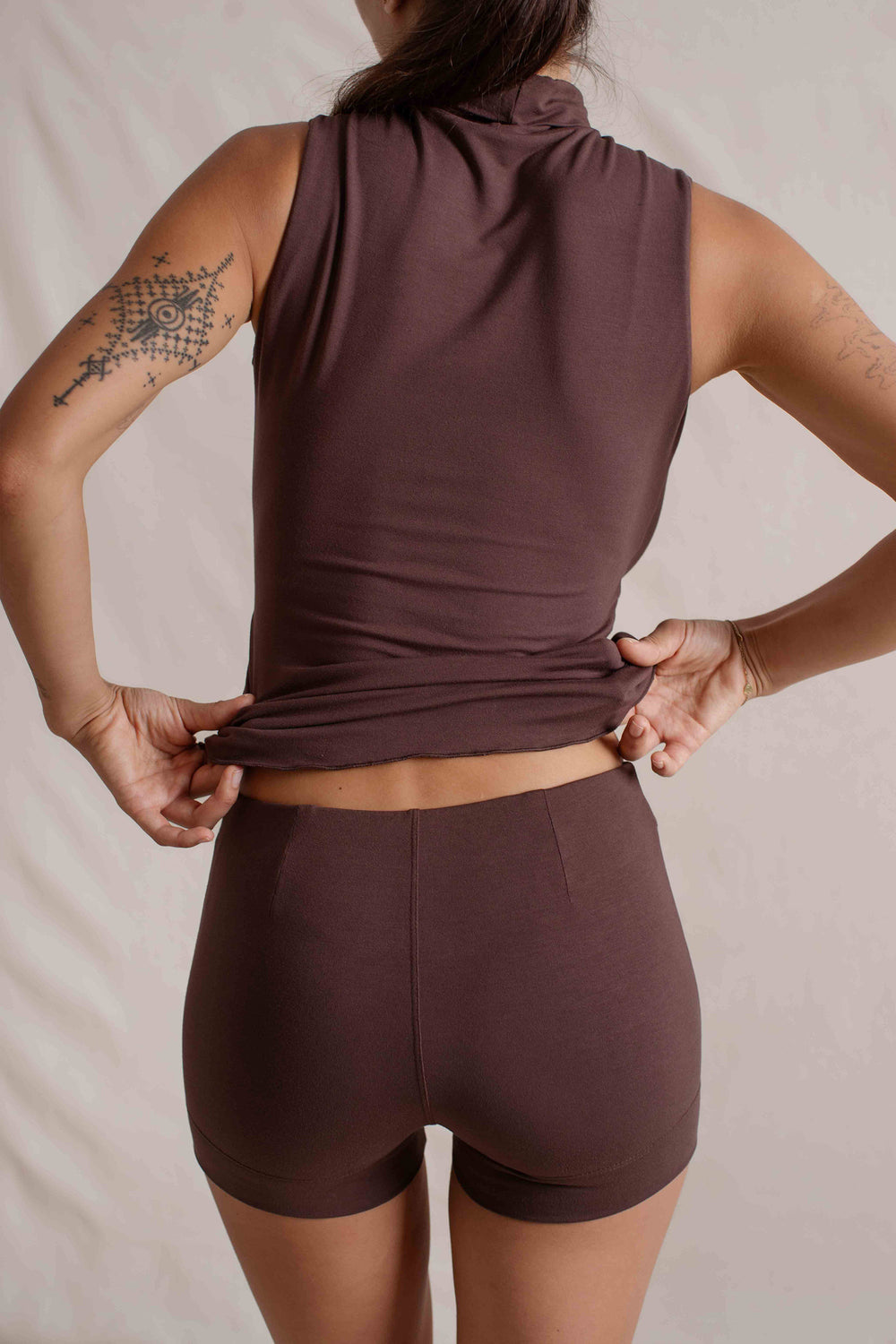 Hitomi is wearing size XXS/XS. Bust: 81cm (32”), Waist: 61cm (24”), Hips: 91.4cm (36”), Height 168cm (5.5”). | Size XXS/XS