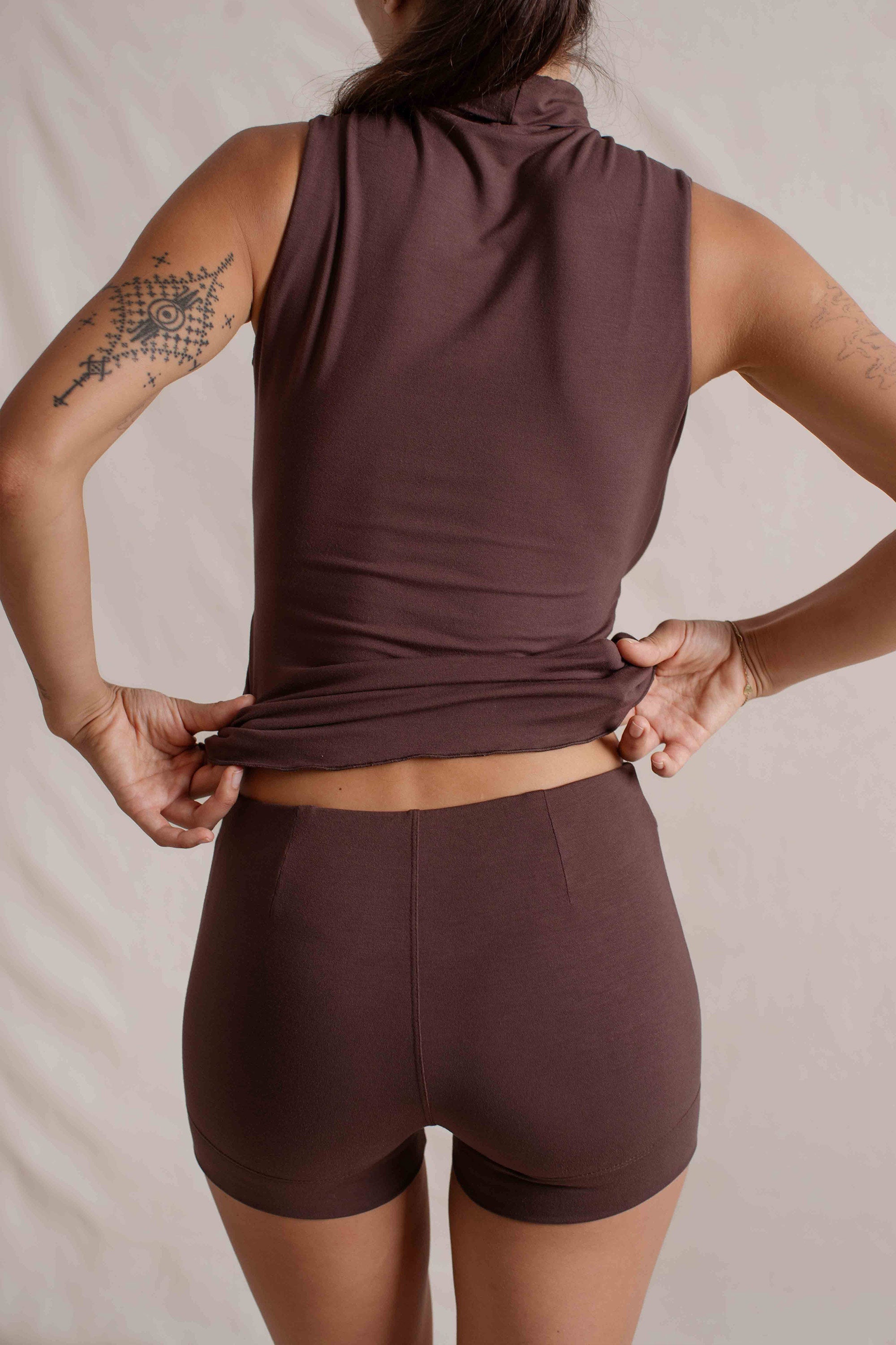 Hitomi is wearing size XXS/XS. Bust: 81cm (32”), Waist: 61cm (24”), Hips: 91.4cm (36”), Height 168cm (5.5”). | Size XXS/XS