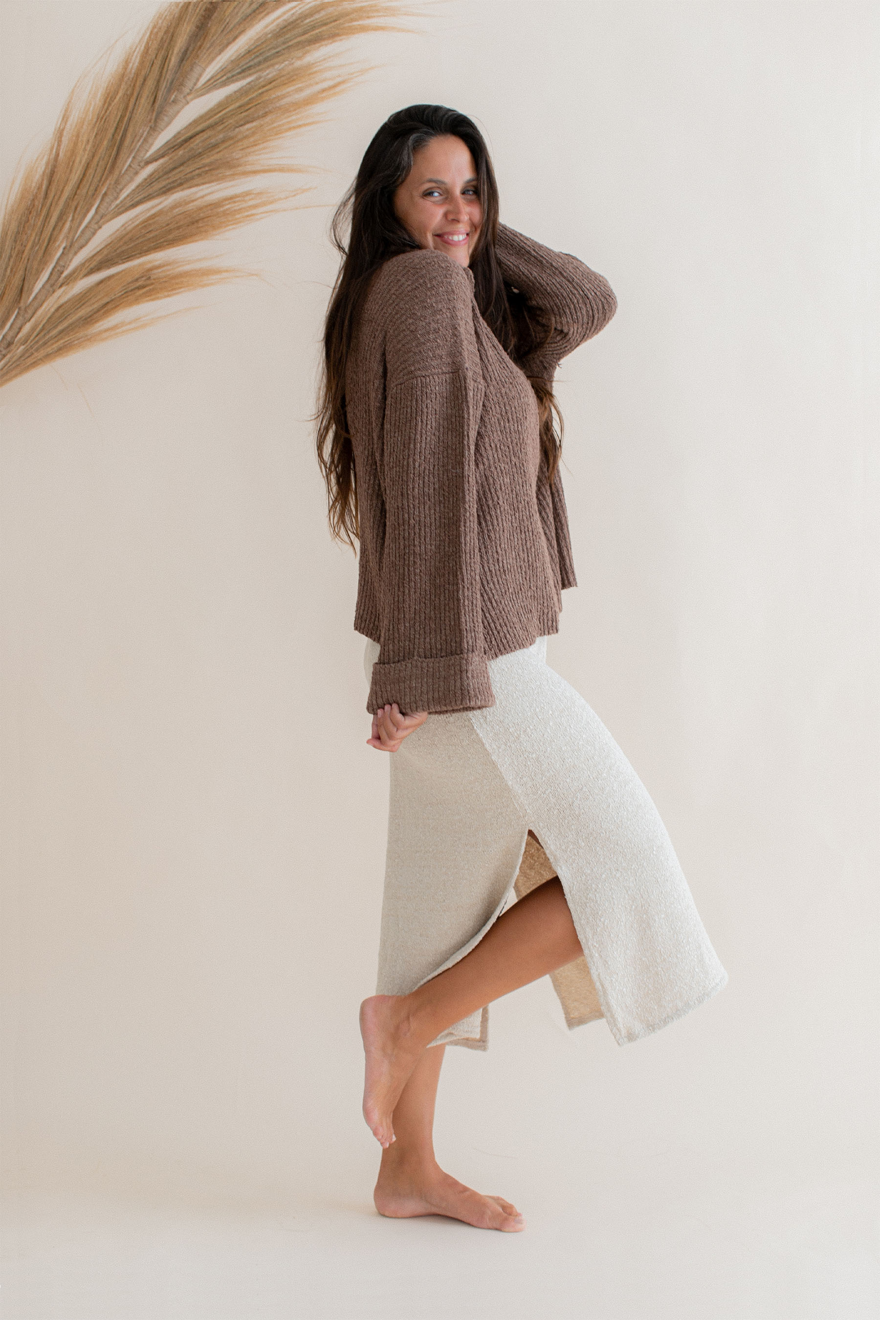 Maria is wearing size M/L. Waist 73cm(28.7”), Hips 102cm(40.1”), Height 174cm(5.7”) | Size M/L