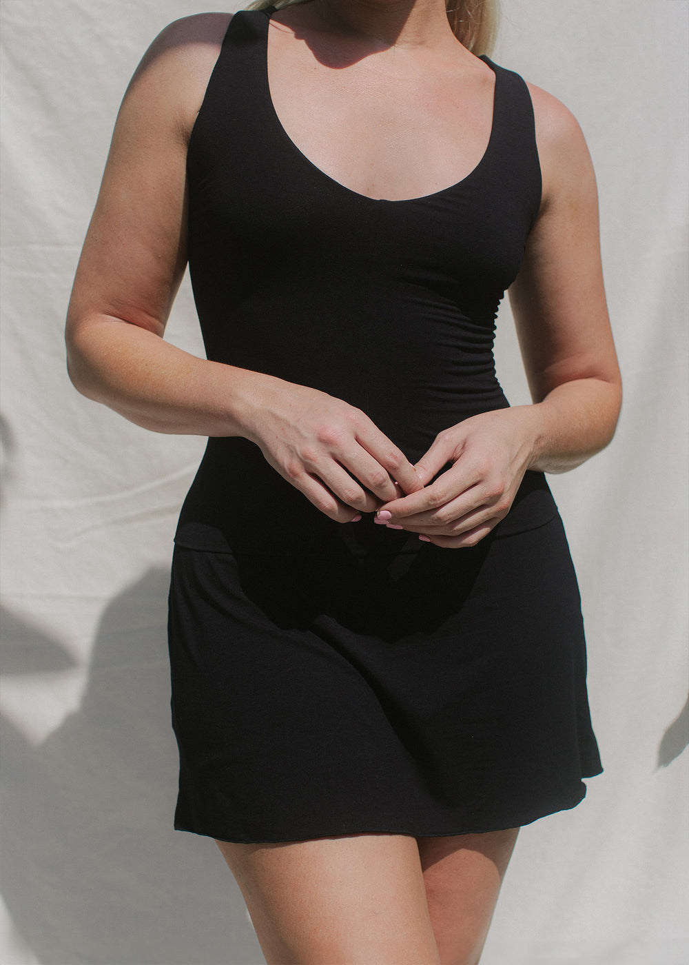 Rachel is wearing size L/XL. Height 178cm (5.8”), Bust 95cm (37.4”), Waist 76cm (29.9”), Hips 110cm (43.3”) | Size L/XL