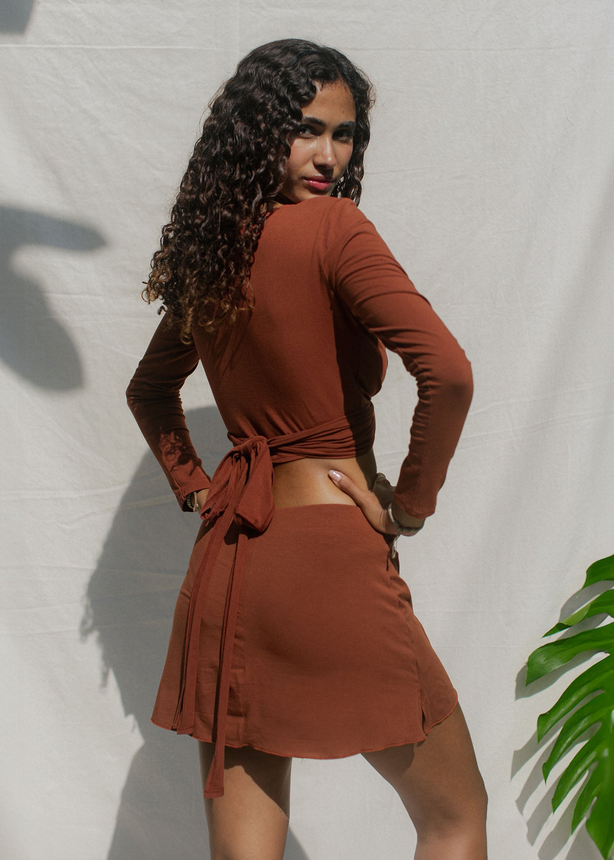 Nissia is wearing size XXS/XS. Height 172cm (5.6”), Bust 85cm (33.4”), Waist 61cm (24”), Hips 89cm (35”) | Size XXS/XS