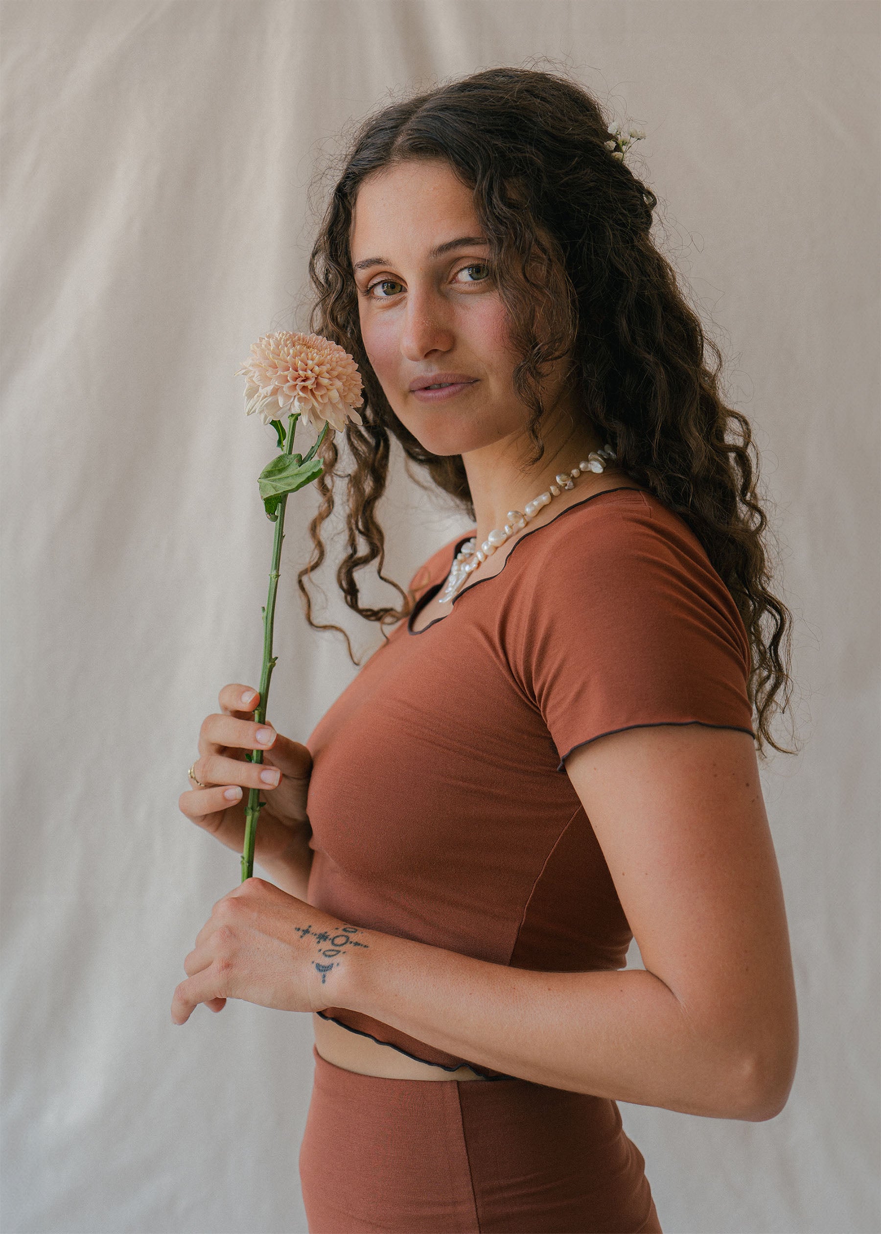 Ana Kayla wears size M/L. She is 173 cm (5.7”) tall, Bust 89cm(35”) | Size M/L