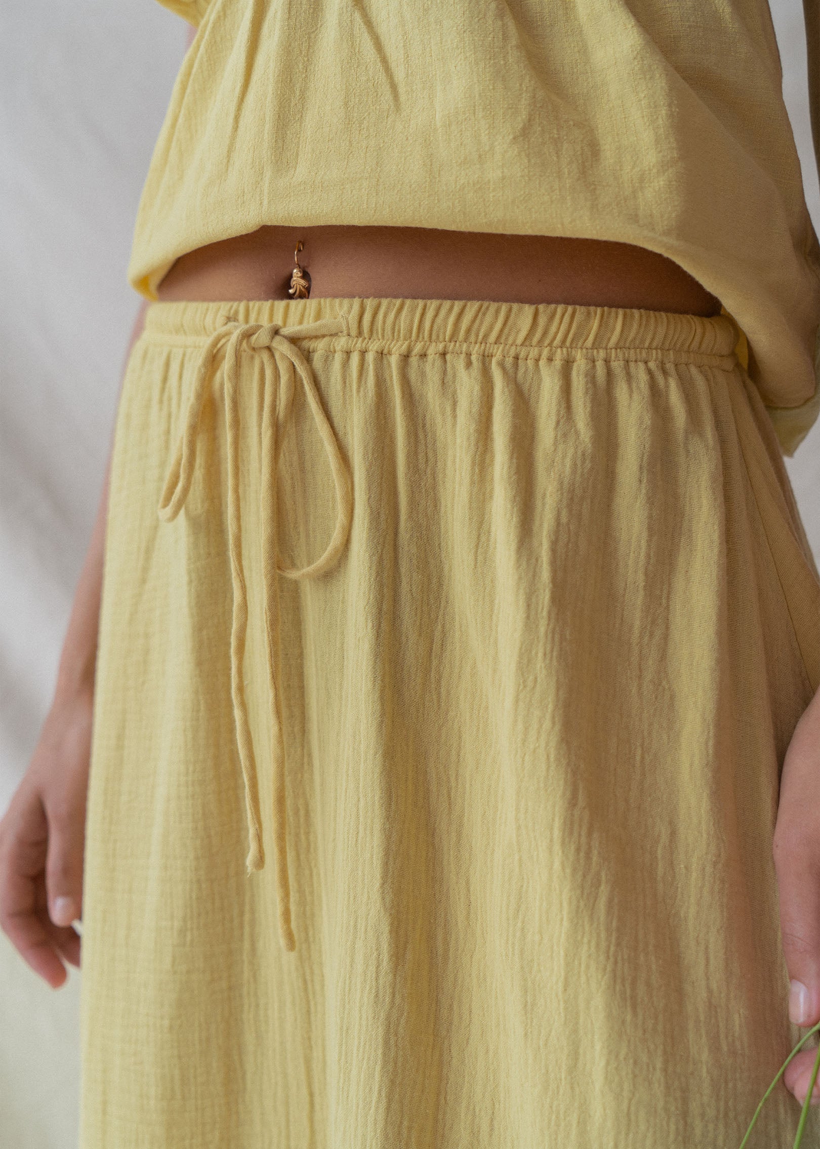 Lucy is wearing size XS/S. Waist: 57cm(22.4”), Hips: 96cm(37.8”), Height 170cm(5.6”). | Size XS/S