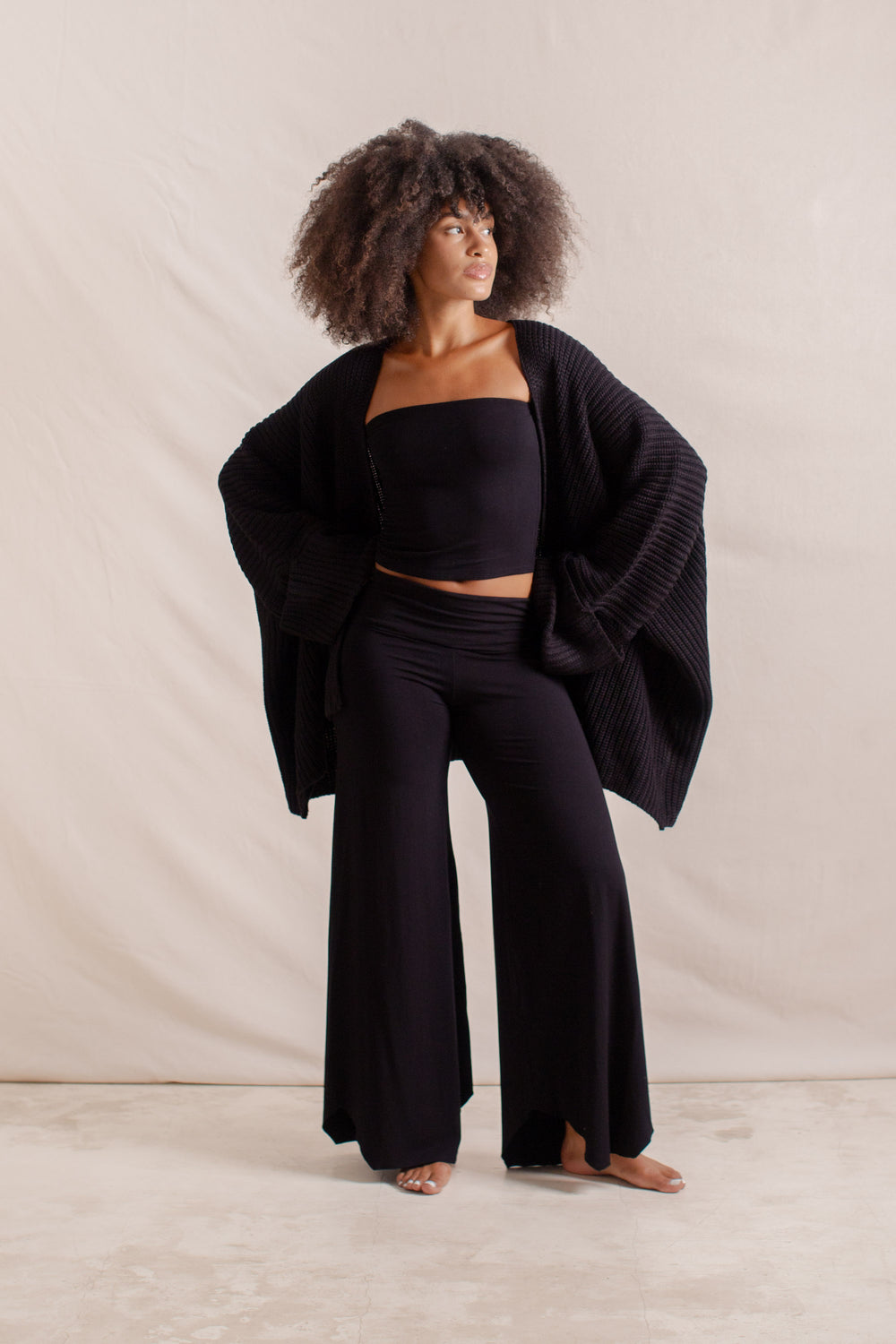 Chloe usually wears size S on tops, Bust 84cm (33.1”), Waist 68cm (26.8”), Hips 105cm (41.3”),  Height 173cm (5.7”) | One Size