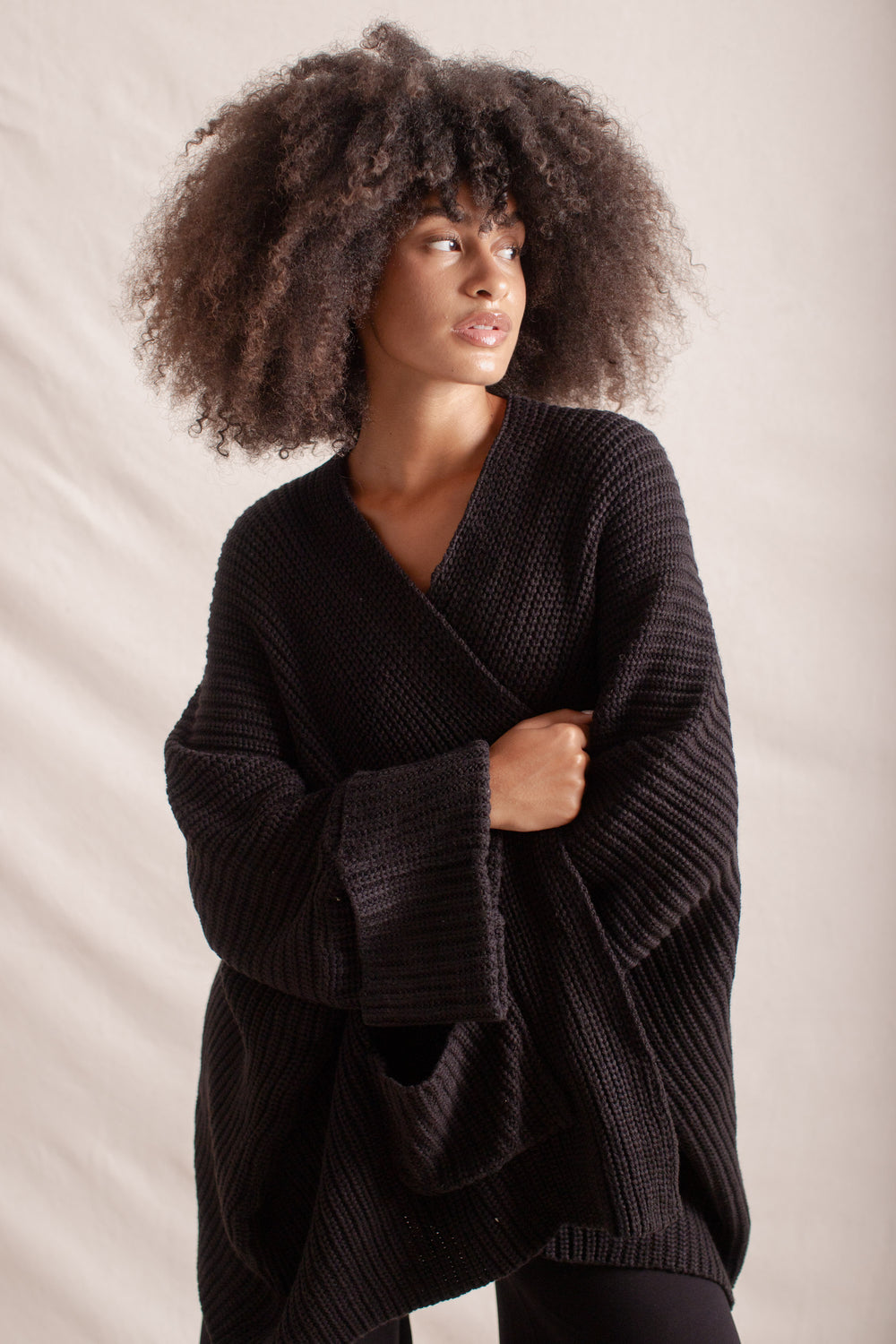 Chloe usually wears size S on tops, Bust 84cm (33.1”), Waist 68cm (26.8”), Hips 105cm (41.3”),  Height 173cm (5.7”) | One Size