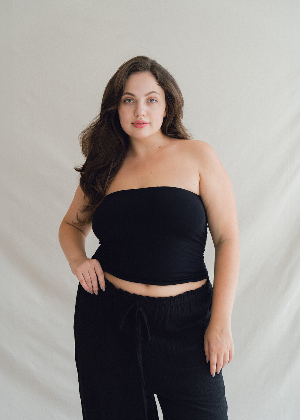 Alena wears size XXL. Height 172cm (5.6”), Bust 109cm (43”), Waist 90cm (35.4”), Hips 120cm (47.3”) | Size XXL