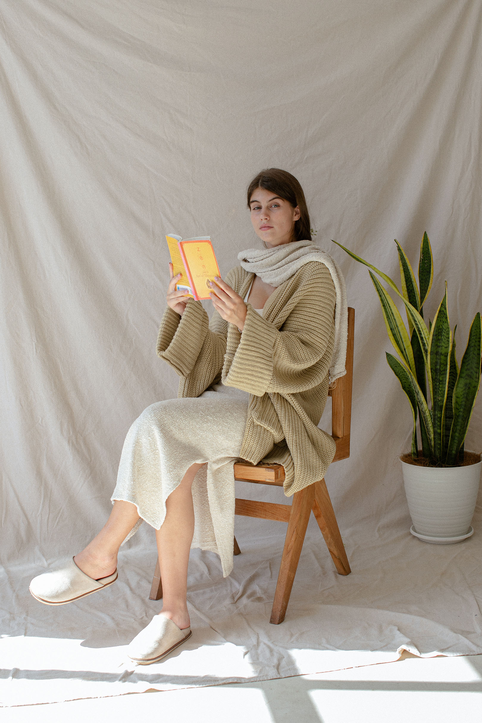 Katia is 173 cm(5.7”) tall. Bust: 88cm (34.6”), Waist 67cm(26.3”), Hips 90cm(35.4”). | One Size