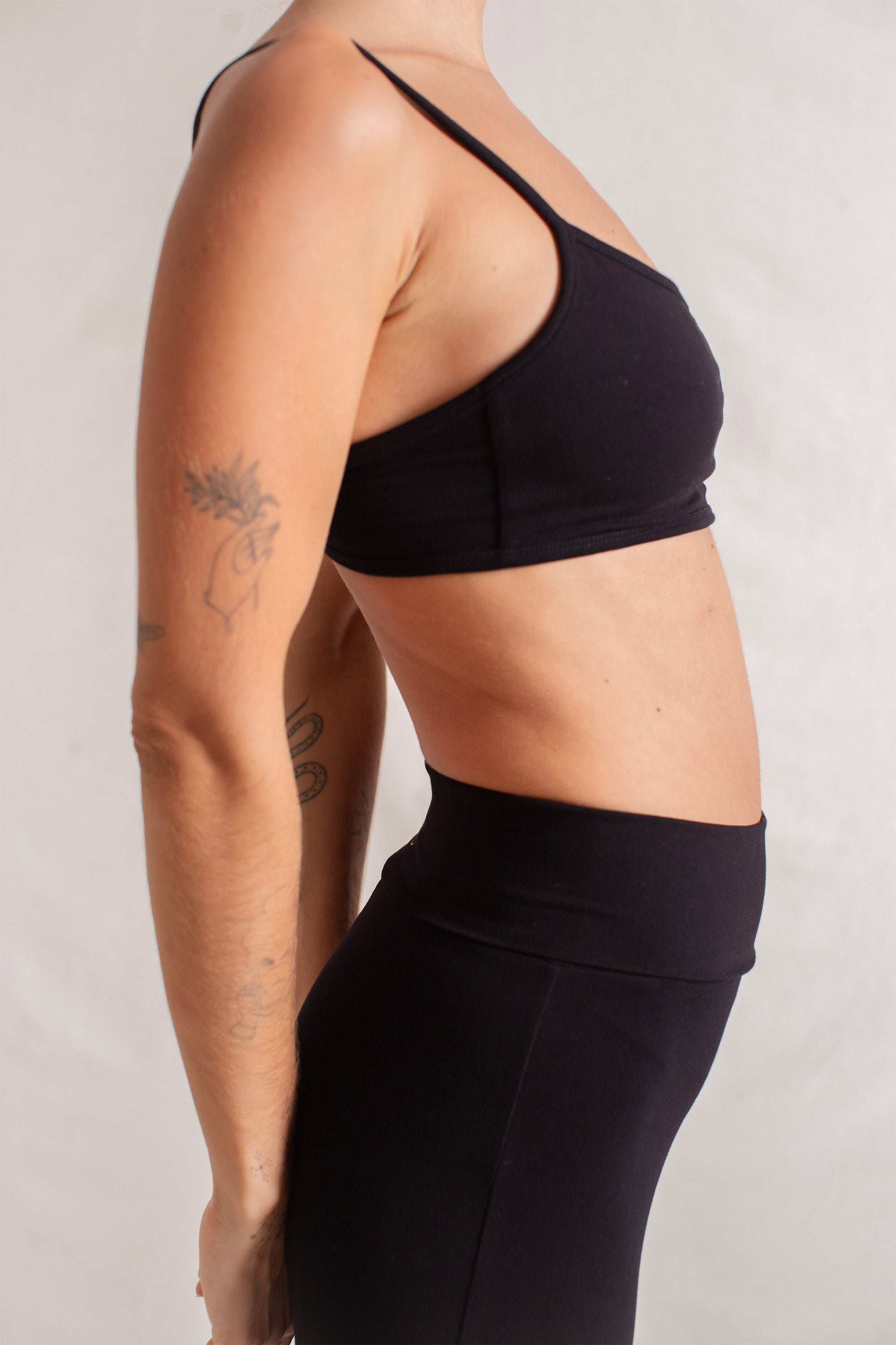 Jeff is wearing size XS. Bust 85cm (33.7”), Waist 64cm(25.1”), Hips 82cm (32.4”), Height 160cm (5.2”) | Size XS