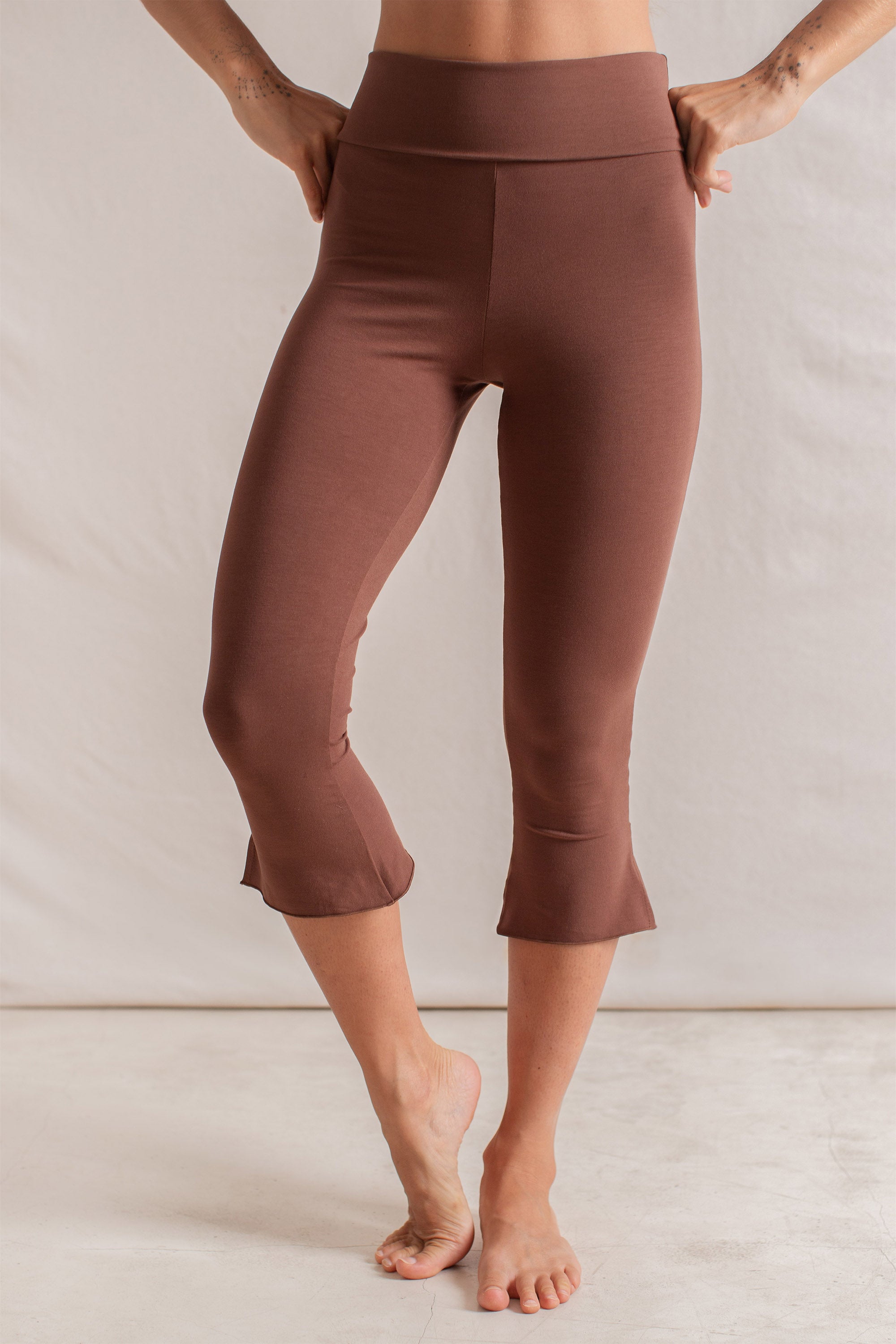 Jeff is wearing size XS. Bust 85cm (33.7”), Waist 64cm(25.1”), Hips 82cm (32.4”), Height 160cm (5.2”) | Size XS