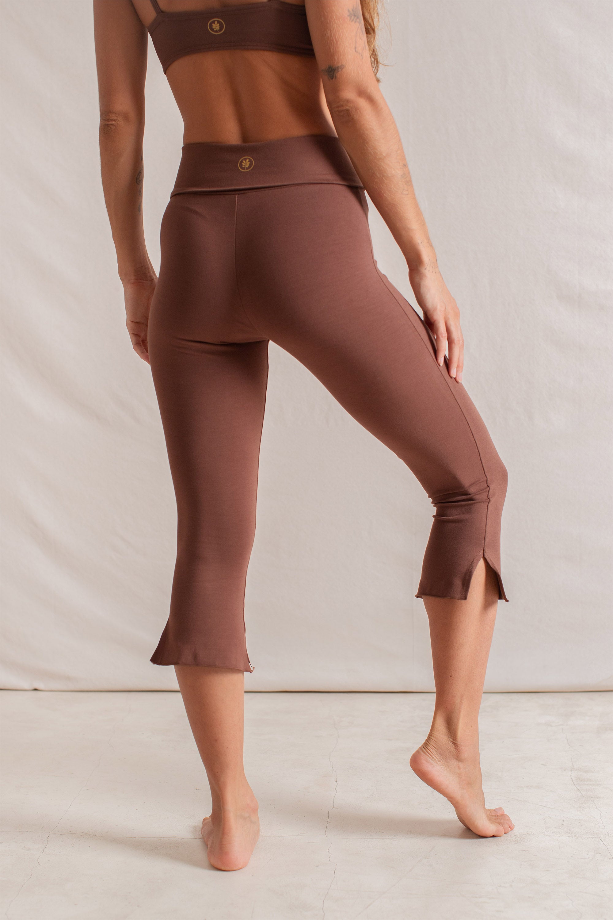 Jeff is wearing size XS. Bust 85cm (33.7”), Waist 64cm(25.1”), Hips 82cm (32.4”), Height 160cm (5.2”) | Size XS