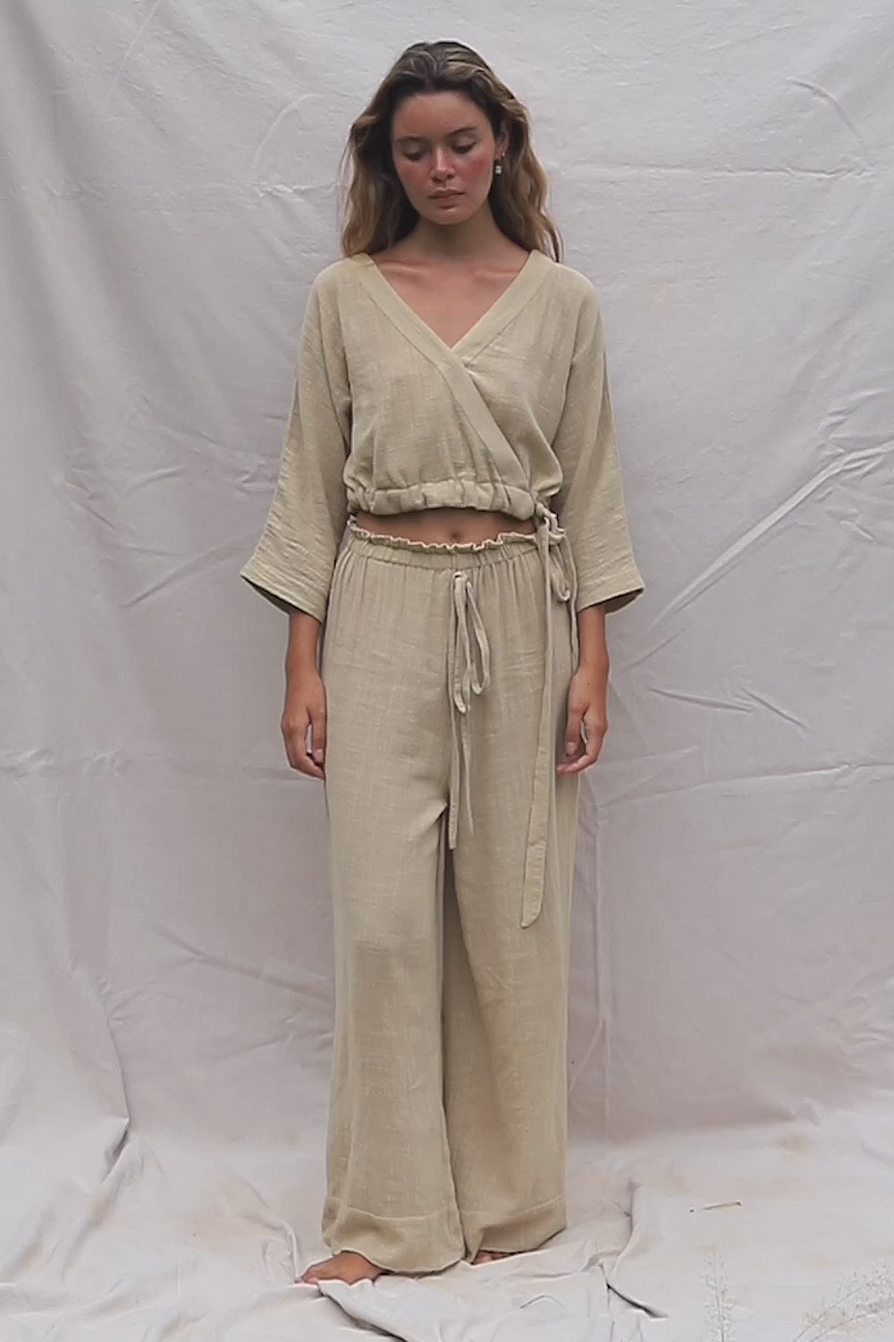 Teresa is wearing size M/L. Waist 59cm(23.2”), Hips 90cm(35.4”), Height 162cm(5.3”) | Size M/L