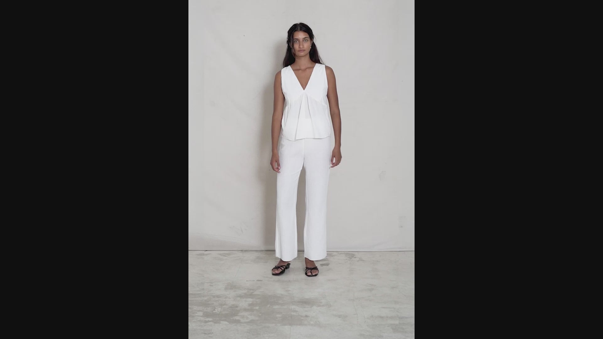 Tara is wearing size XS/S, Bust 86cm (33.8”), Waist 60cm (23.6”), Hips 89cm (35”),  Height 175cm (5.7”). | Size XS/S