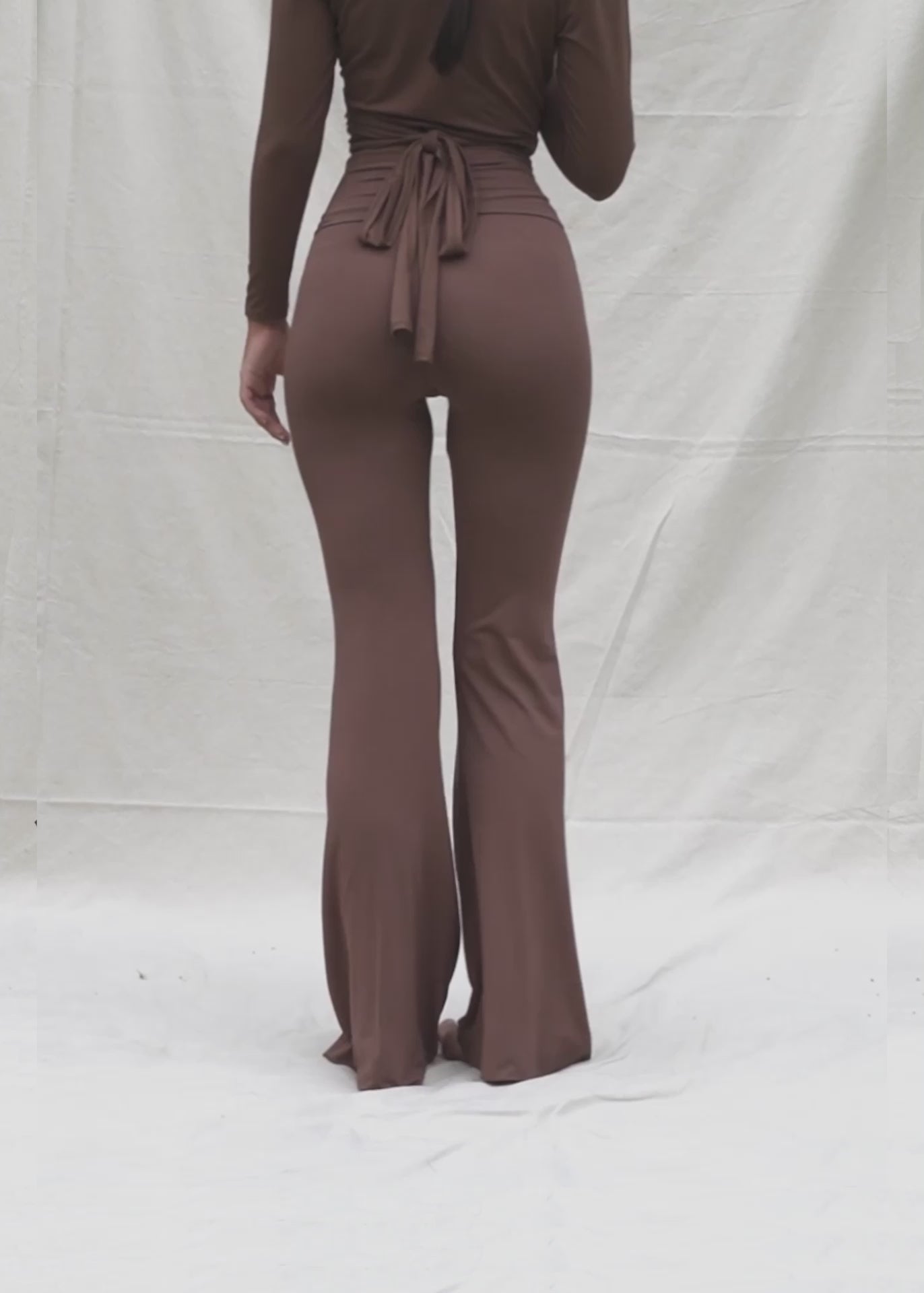 Alina is wearing size XS. She is 179cm(5.9”) tall, Waist 59cm(23.2”), Hips 95cm(37.4”) | Size XS