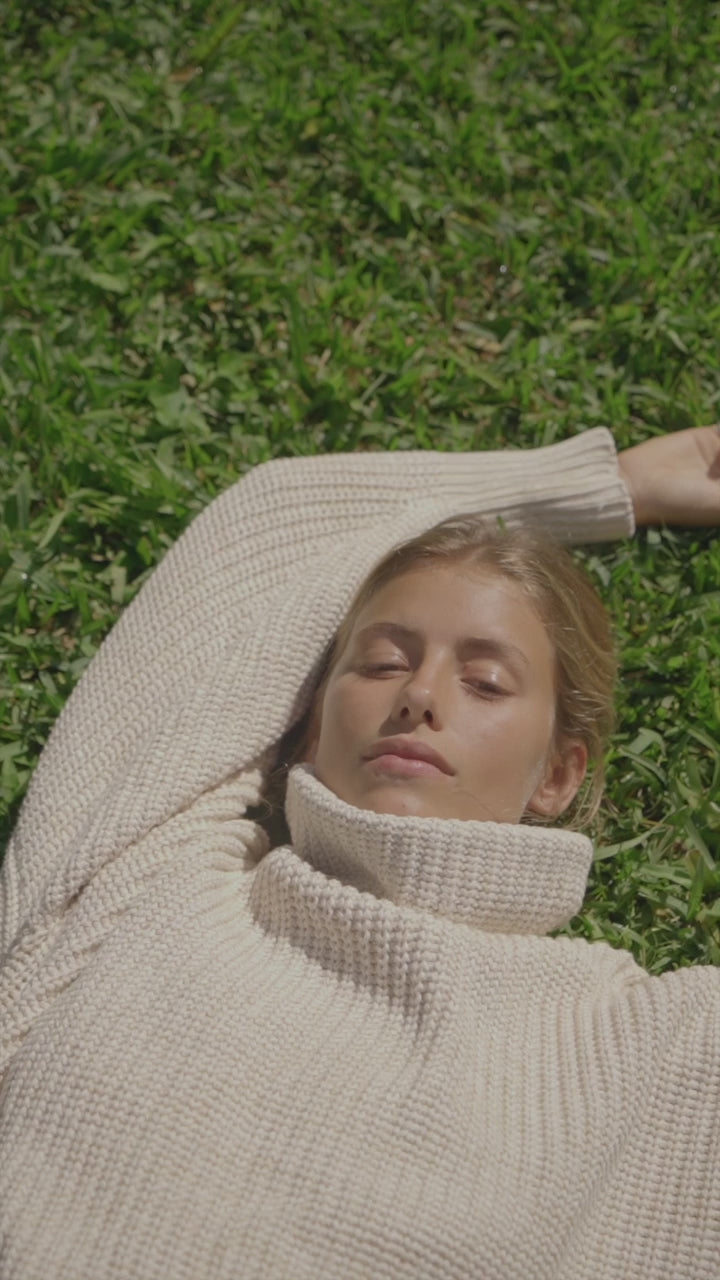 Andrea usually wears size XS/S. Bust 80cm (31.5”), Waist 69cm (27.2”), Hips 94cm(37”), Height 175cm(5.7”) | One Size