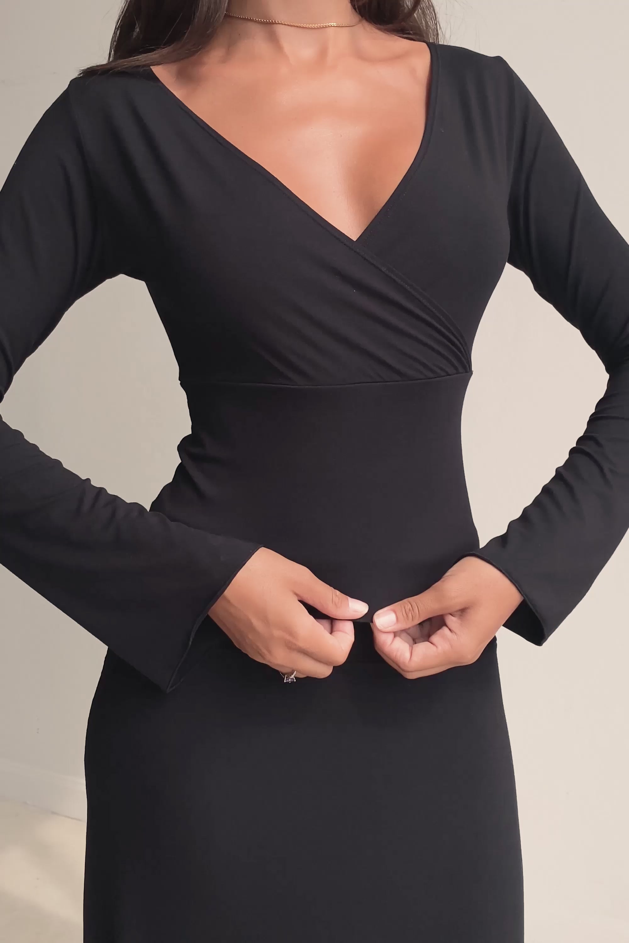 Sabi is wearing size XS/S. Bust 86cm (33.85”), Waist 63cm (24.8”), Hips 94cm (37.00”), Height 171cm (5.6”) | Size XS/S