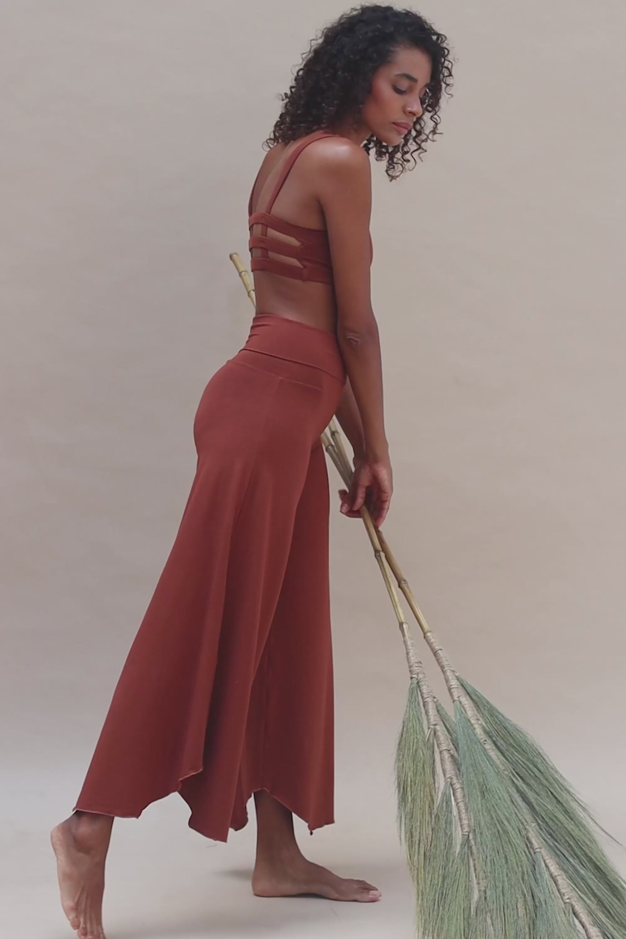 Carole wears size S. She is 175 cm (5.8) tall (Bust 82cm/32”, Waist 59cm/23”, Hips 90cm/35”). | Size S