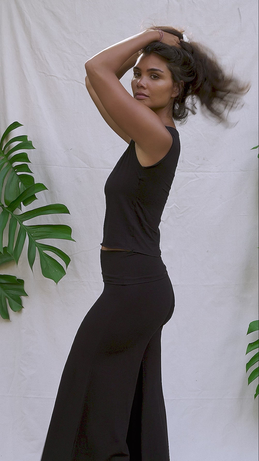 Kristin is wearing size M/L. Height 177cm (5.8”), Bust 87cm (34.2”), Waist 74cm (29”), Hips 94cm (37”)  | Size M/L