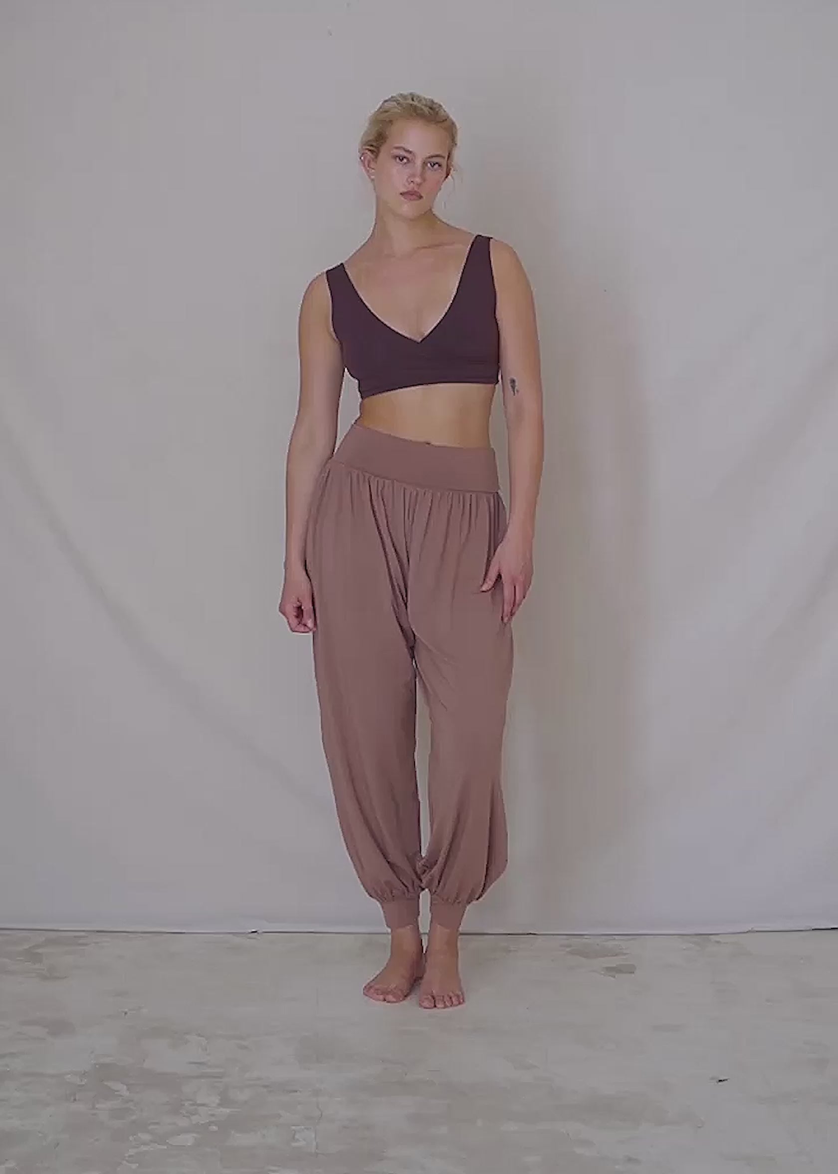 Nina is wearing a Medium Top and Large Bottoms, Bust 82cm (32.3”). waist 62cm (24.4”), Hips 99cm (39”), Height 182cm (6.0”)  | Size M/L