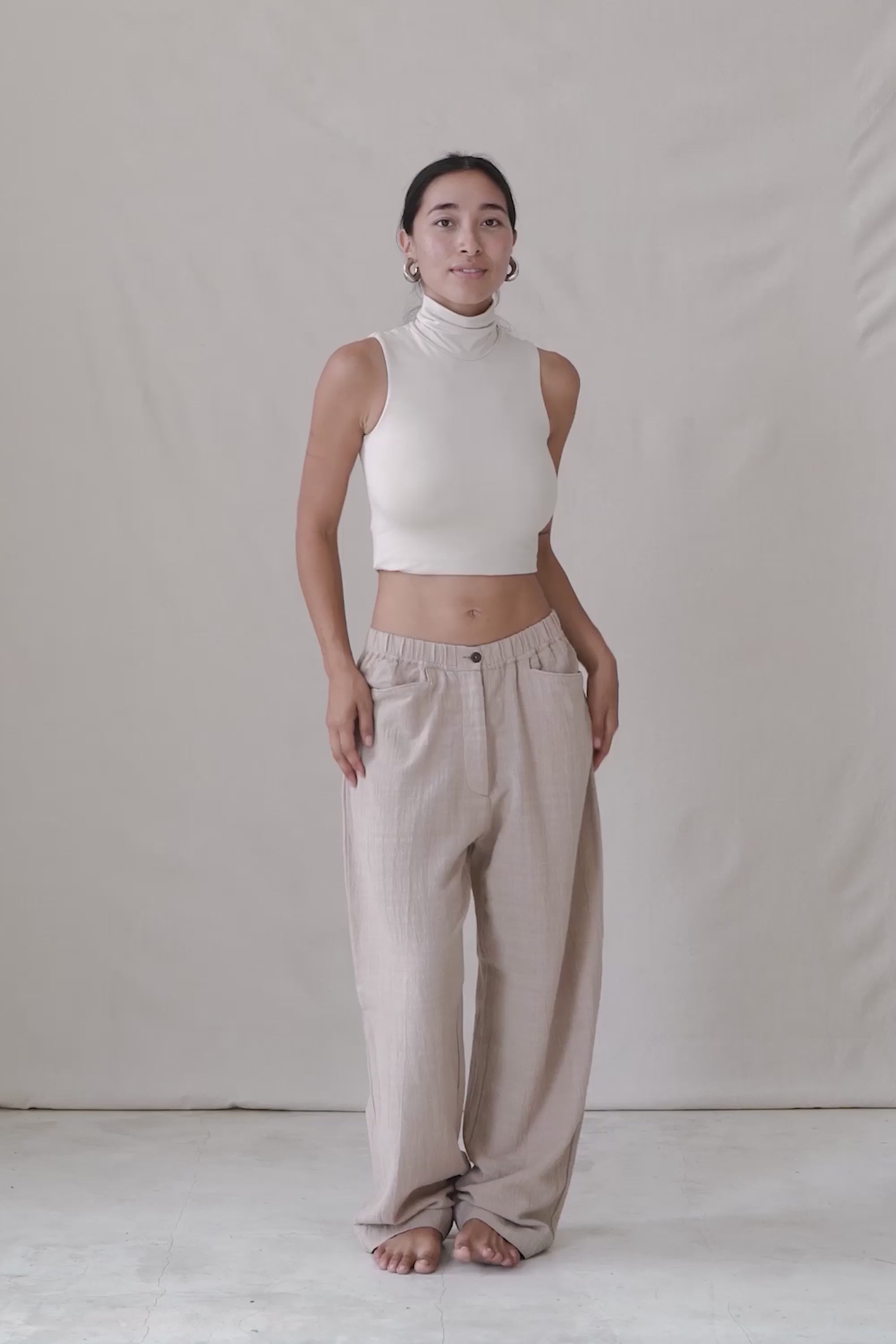 Hitomi is wearing size XS/S. Bust: 81cm (32”), Waist: 61cm (24”), Hips: 91.4cm (36”), Height 168cm (5.5”). | Size XS/S