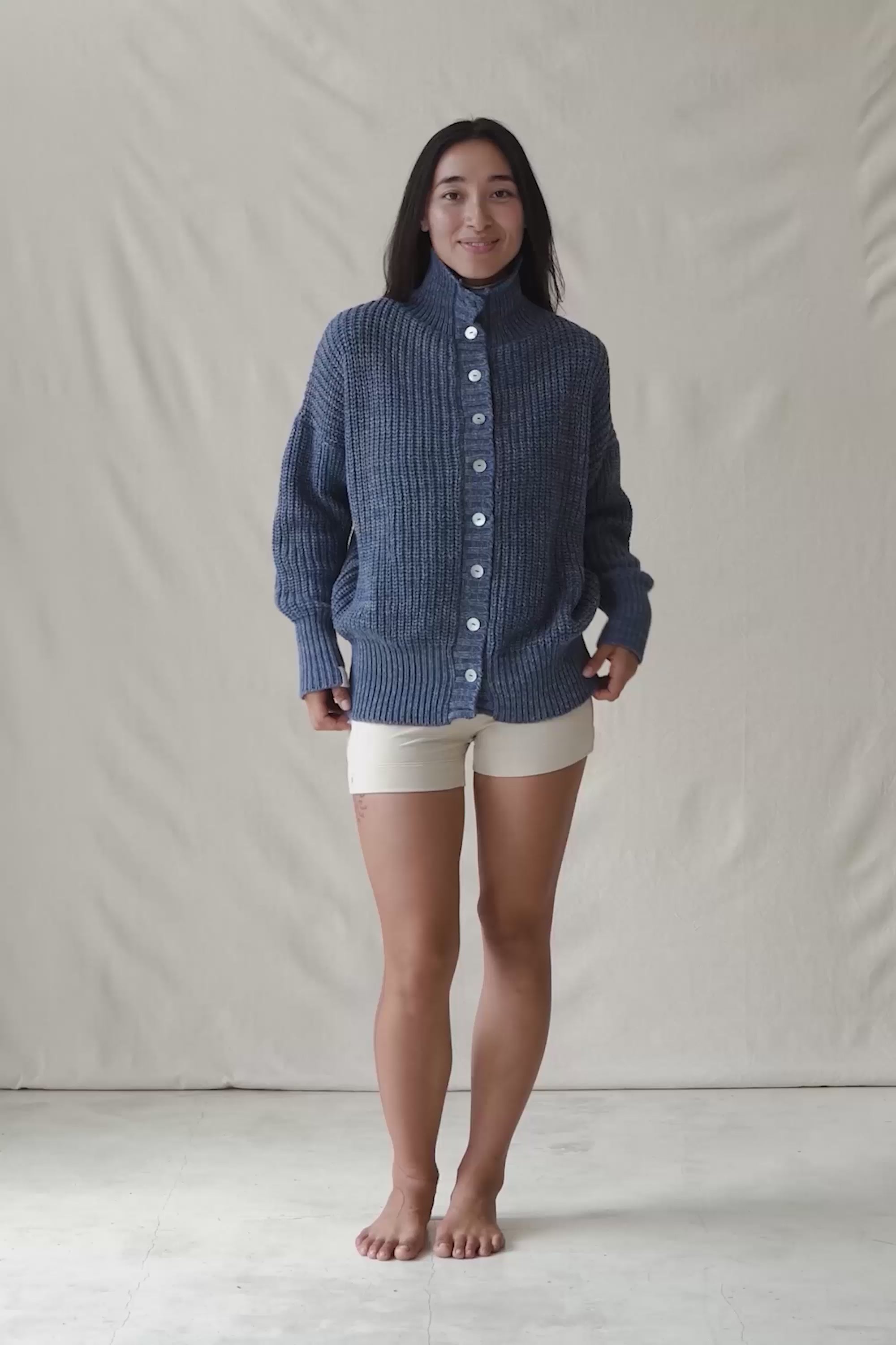 Hitomi is wearing size S/M. Bust: 81cm (32”), Waist: 61cm (24”), Hips: 91.4cm (36”), Height 168cm (5.5”). | Size S/M