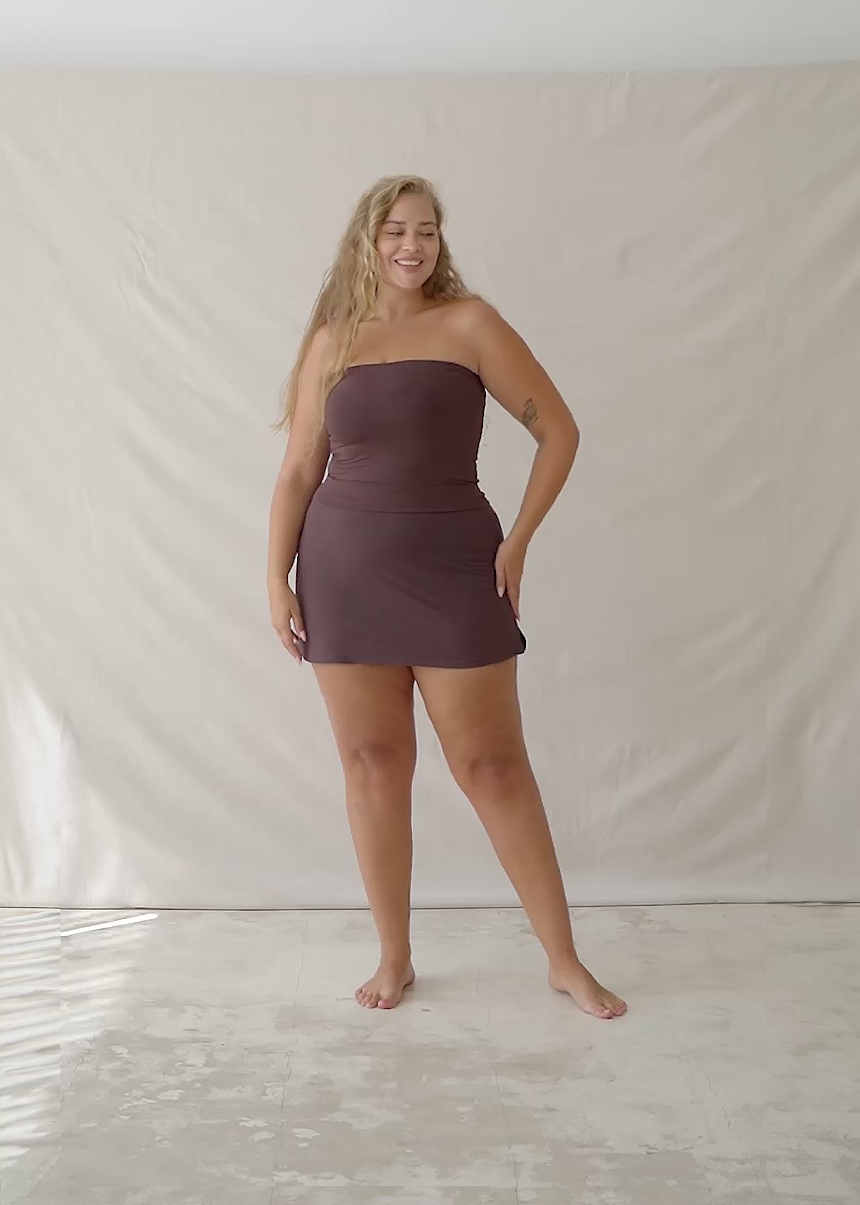 Olga is wearing 2XL/3XL, Bust 105cm (41.3”), Waist 83cm (32.7”), Hips 123cm (48.4”), Height 178cm (5.8”) | Size 2XL/3XL