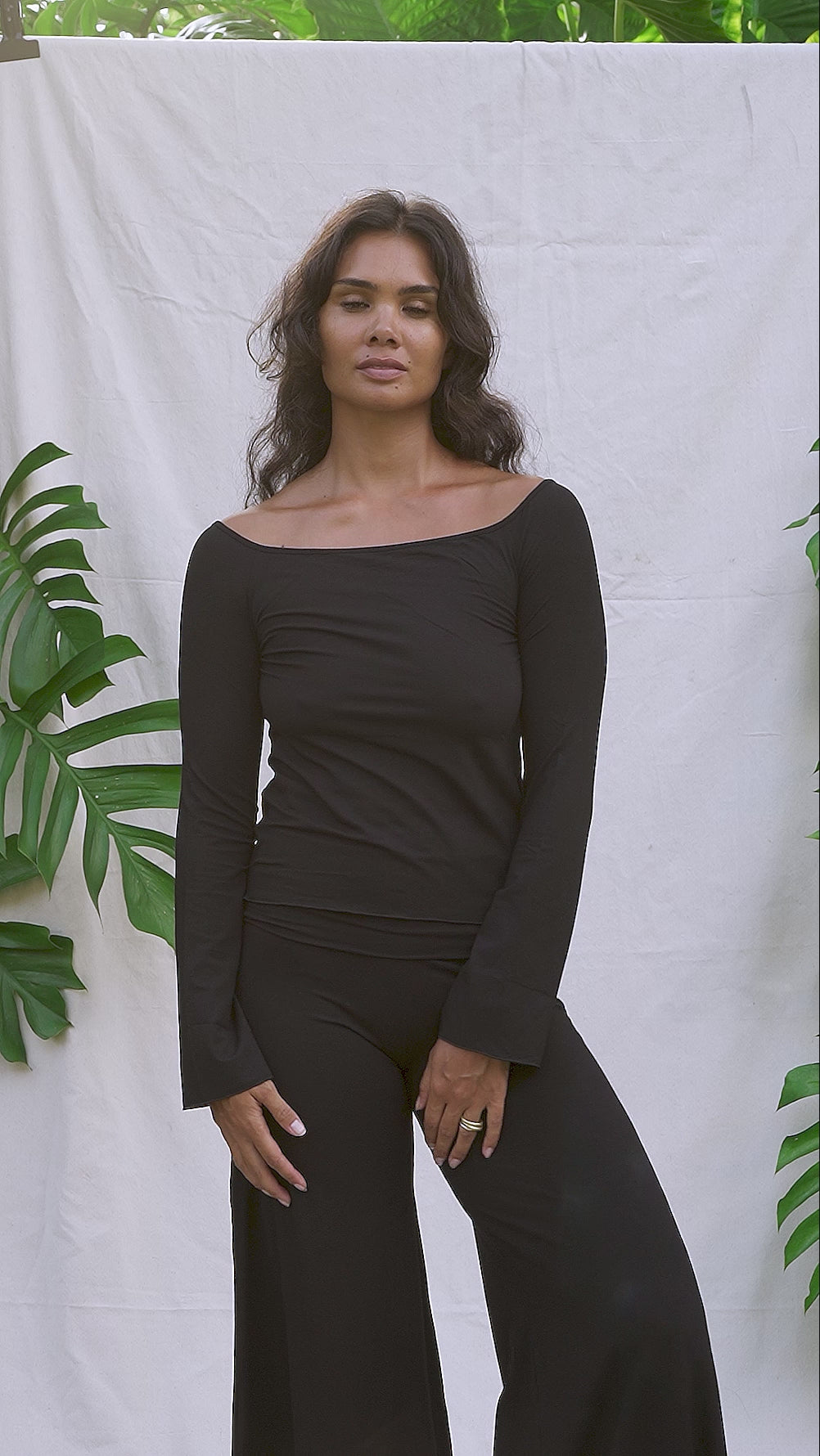 Kristin is wearing size M/L. Height 177cm (5.8”), Bust 87cm (34.2”), Waist 74cm (29”), Hips 94cm (37”)  | Size M/L