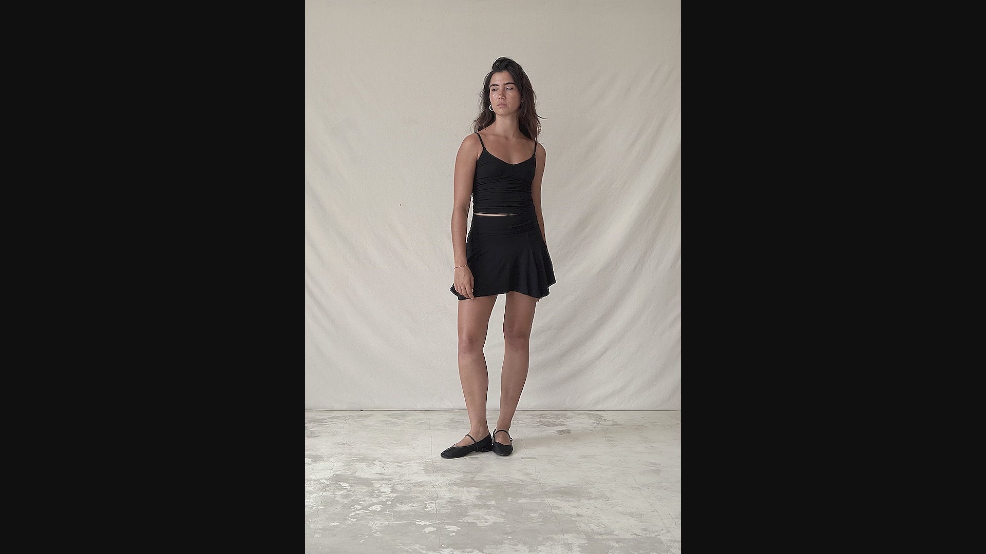 Alessia is wearing size XXS/XS, Bust 79cm (31.1”), Waist 65cm (25.6”), Hips 96cm (37.4”), Height 166cm (5.5”) | Size XXS/XS