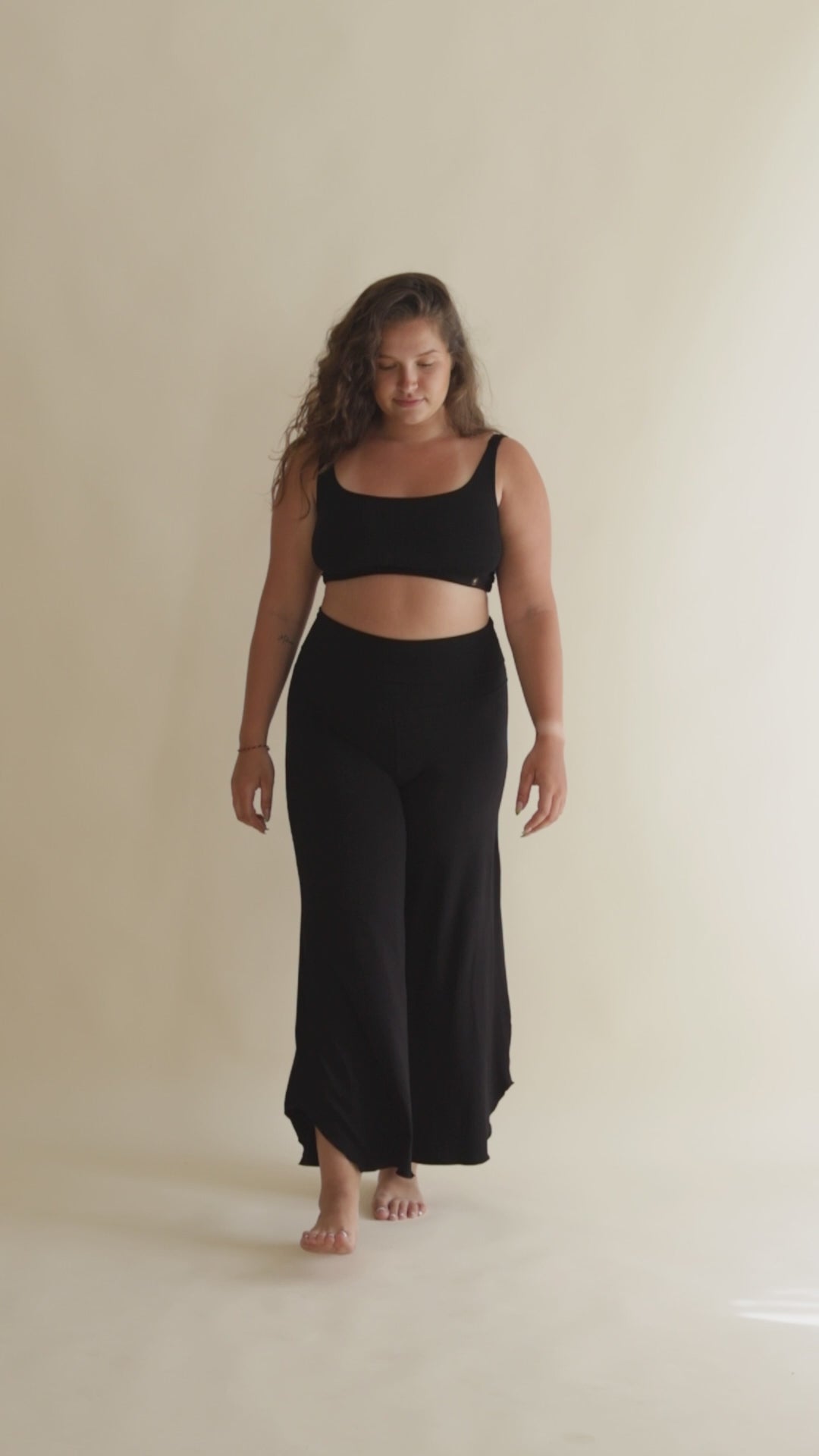 Amina is wearing size XL.  Height 171cm(5.6”), Waist 88cm(34.6”), Hips 109cm(43”) | Size XL