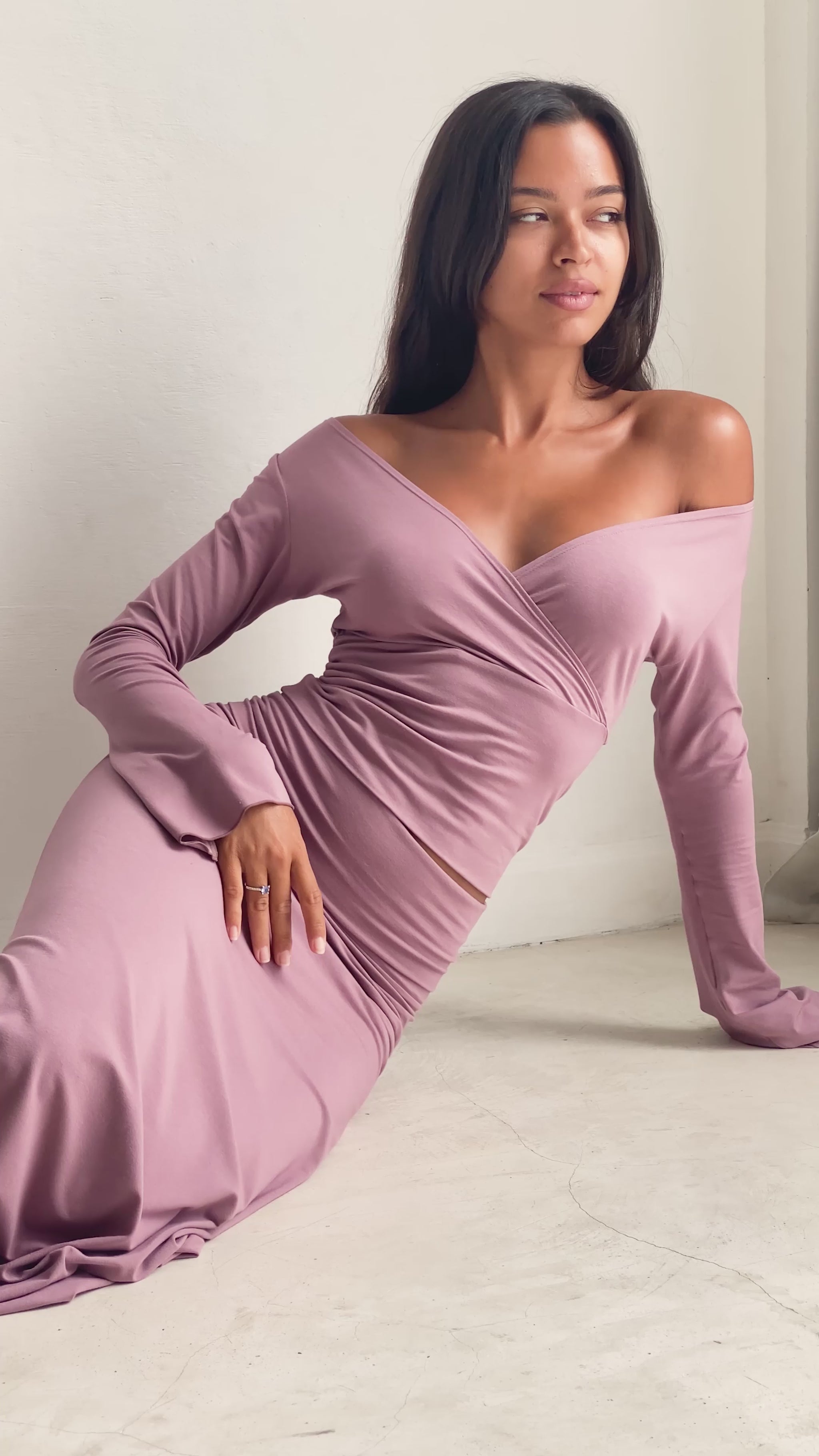 Sabi is wearing size XS/S. Bust 86cm (33.85”), Waist 63cm (24.8”), Hips 94cm (37.00”), Height 171cm (5.6”) | Size XS/S